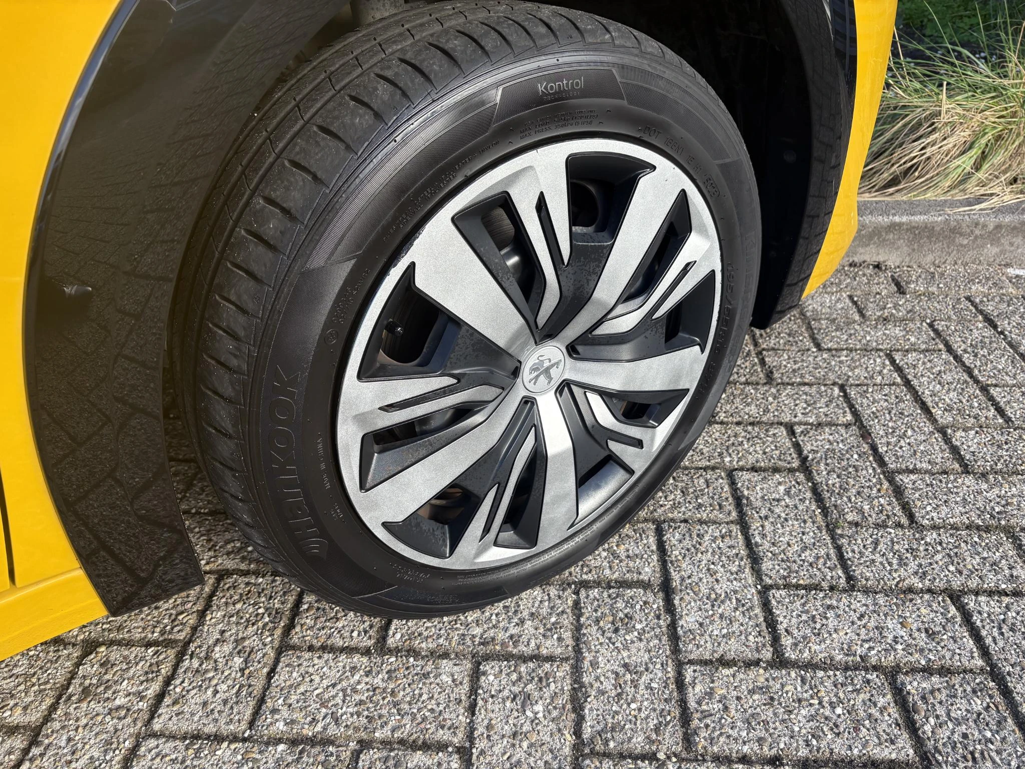 Peugeot-e-208-image-8
