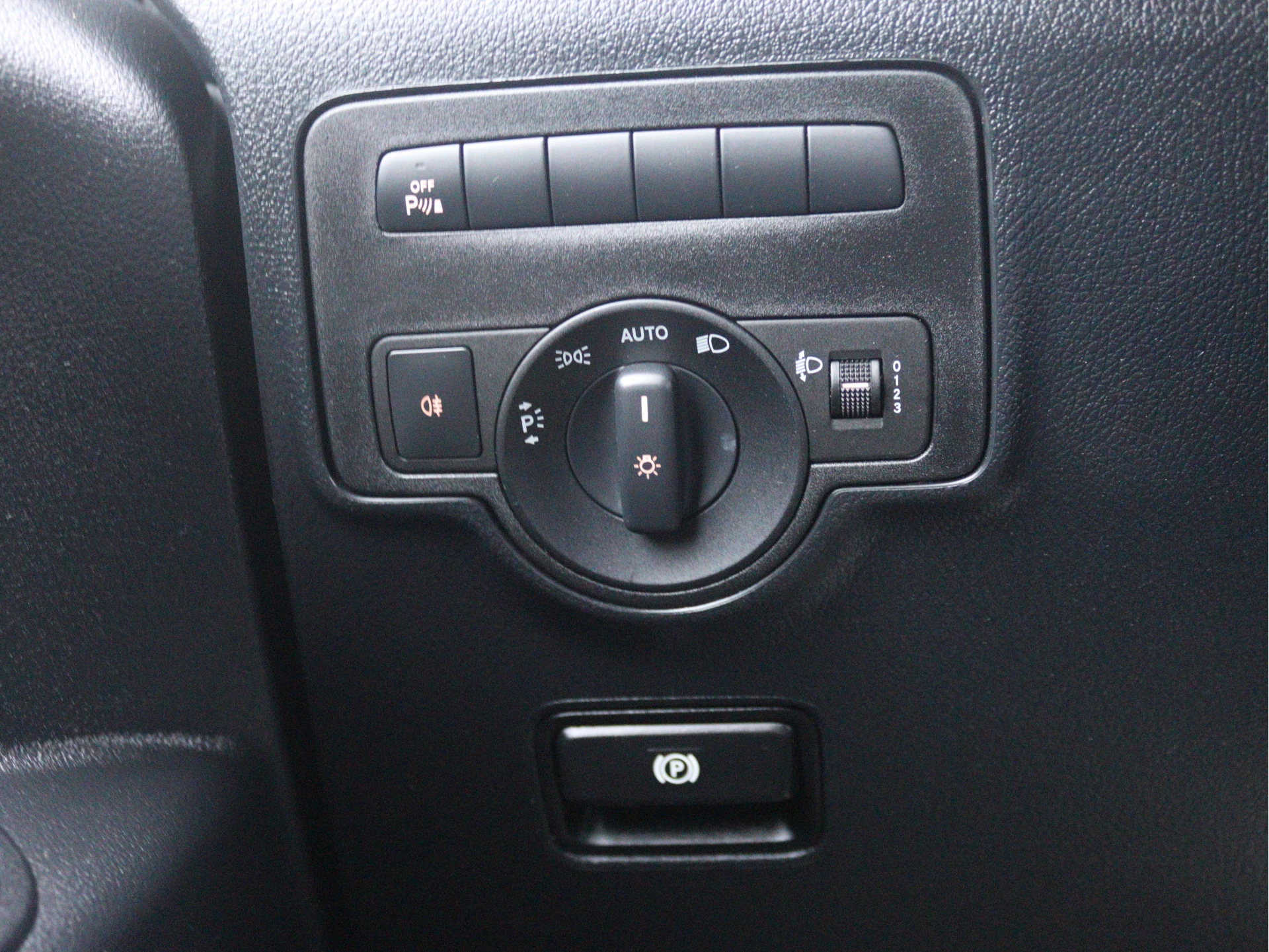 Mercedes-Benz-Vito-image-10