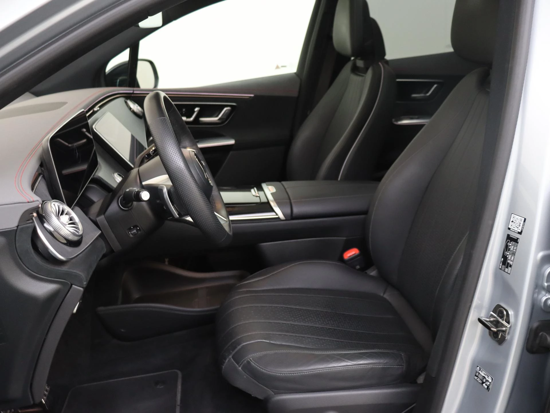 Mercedes-Benz-EQE-image-10