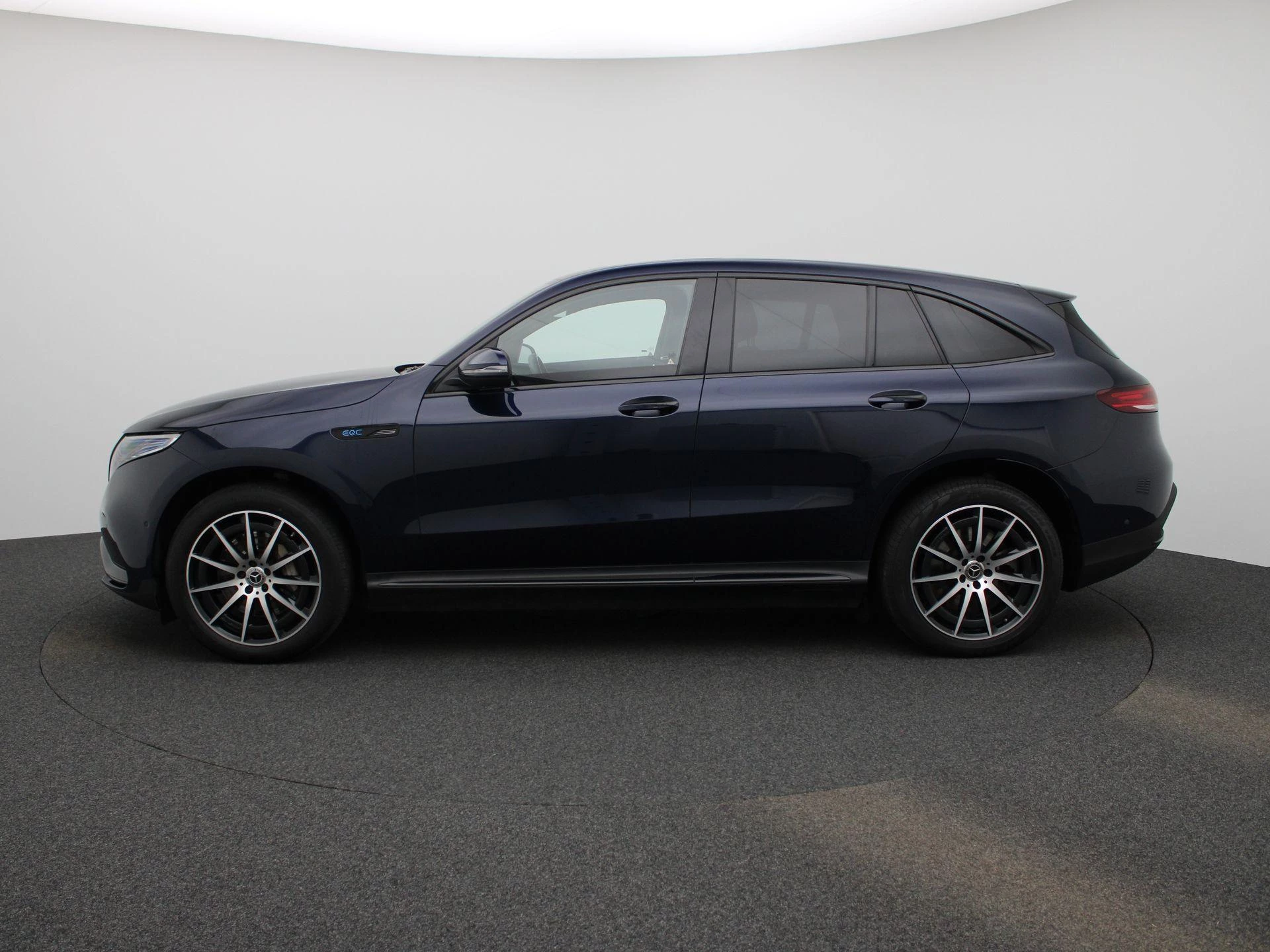 Mercedes-Benz-EQC-image-3