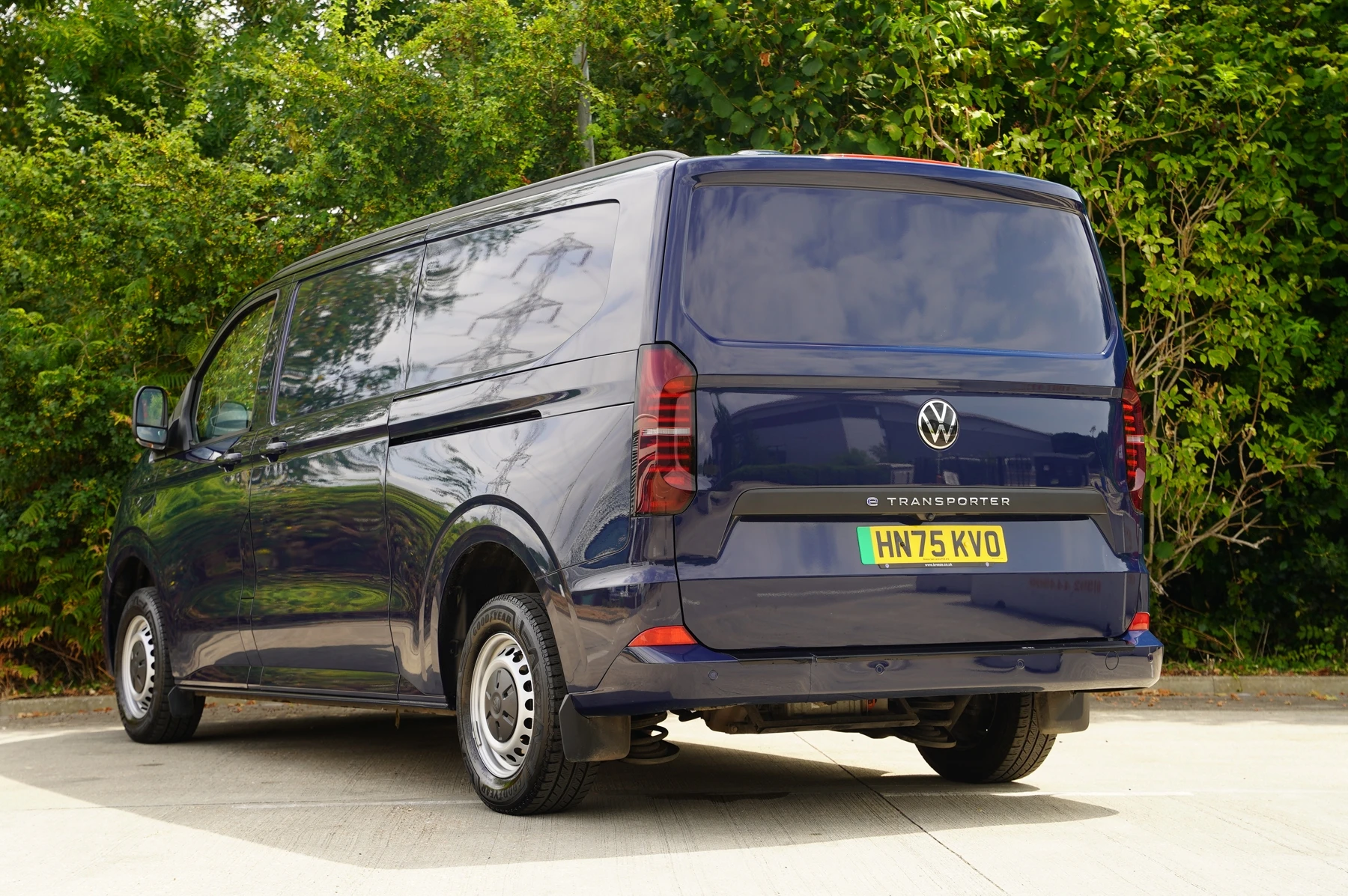 Volkswagen-Transporter-image-2