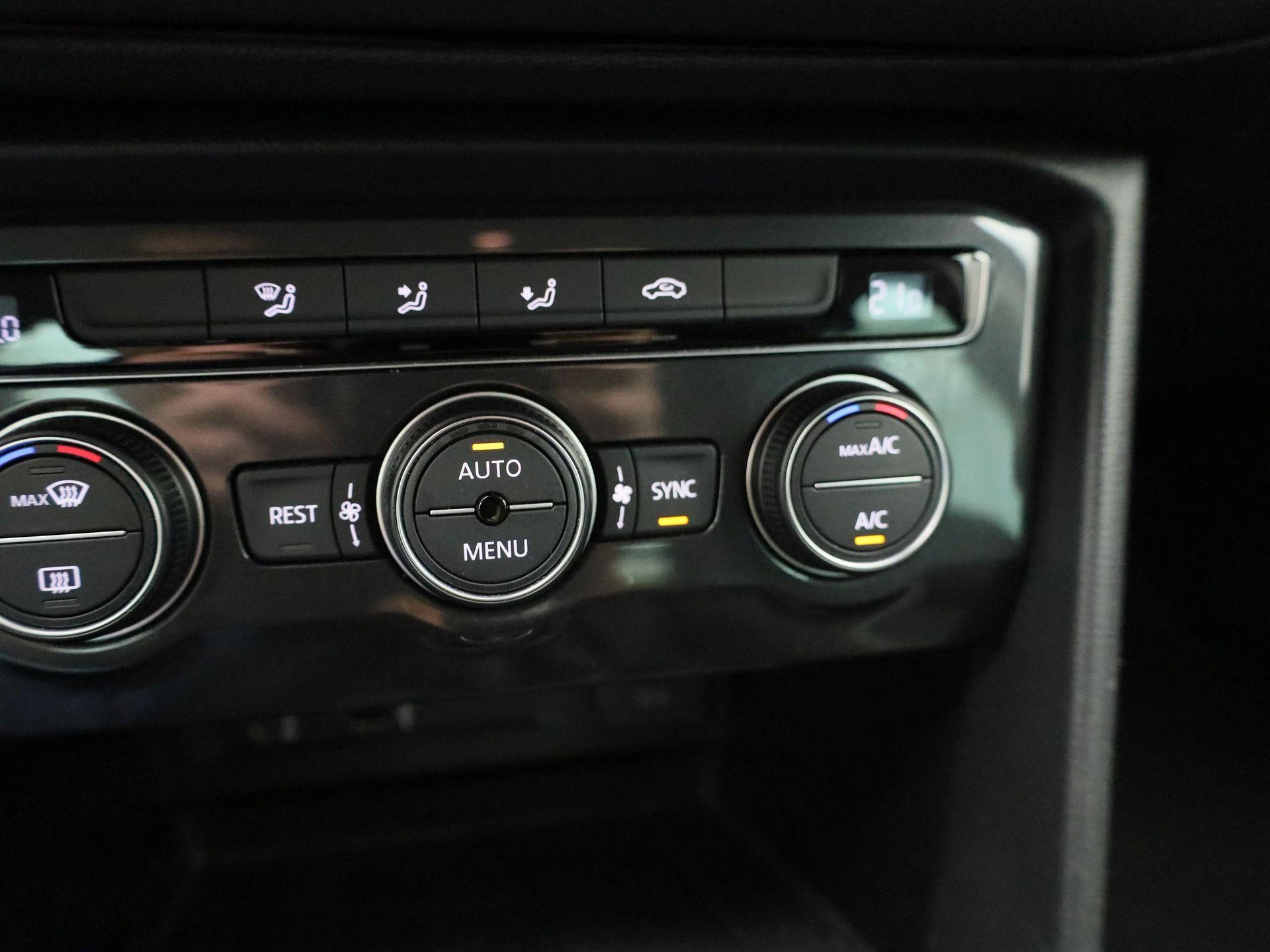 Volkswagen-Tiguan-image-21
