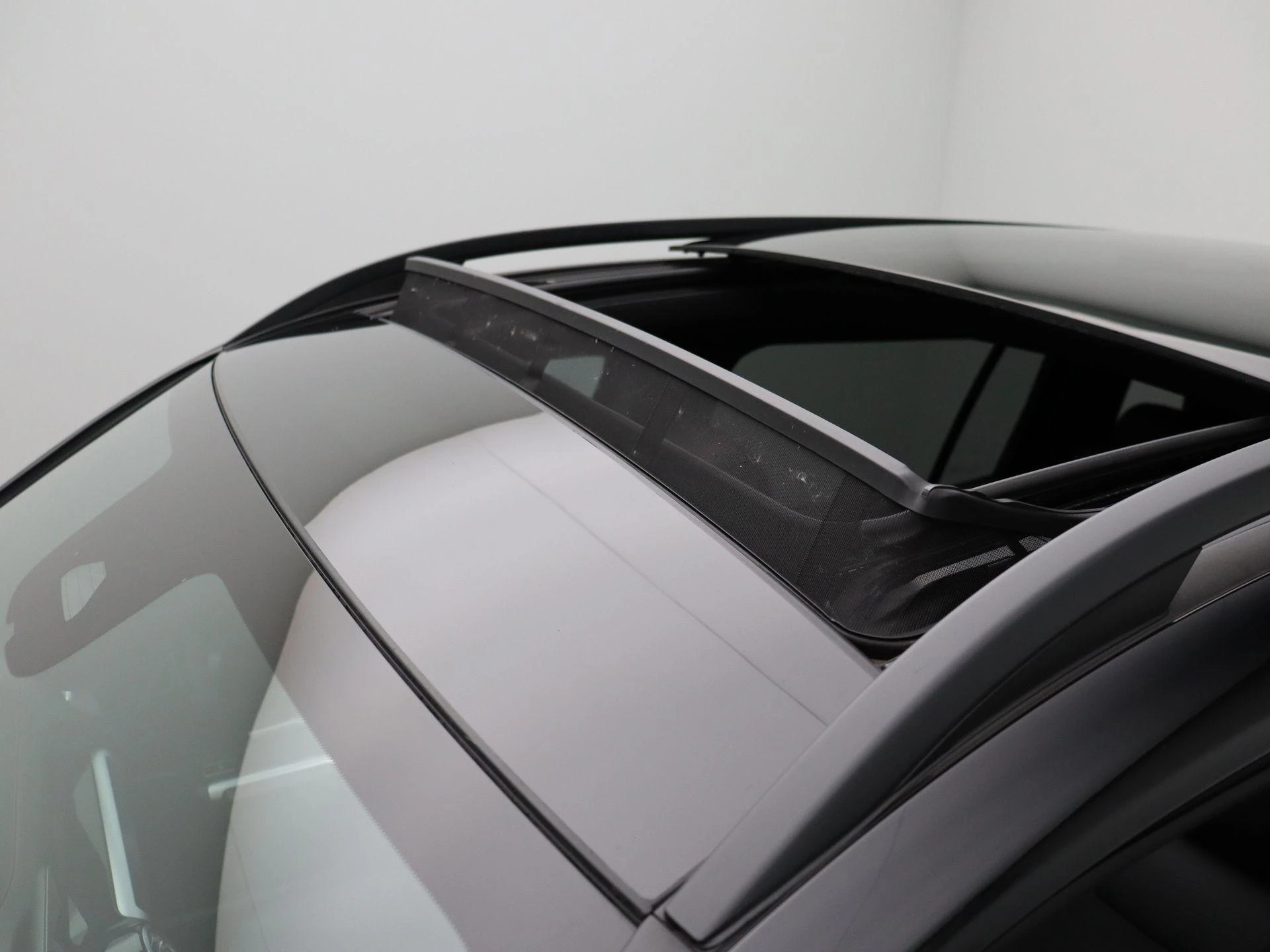 Mercedes-Benz-EQB-image-20