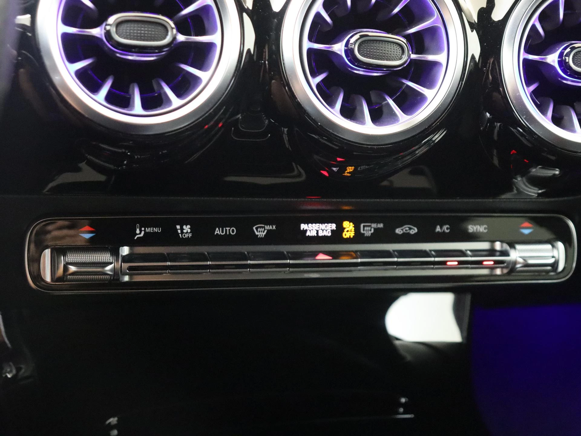 Mercedes-Benz-CLA-image-19