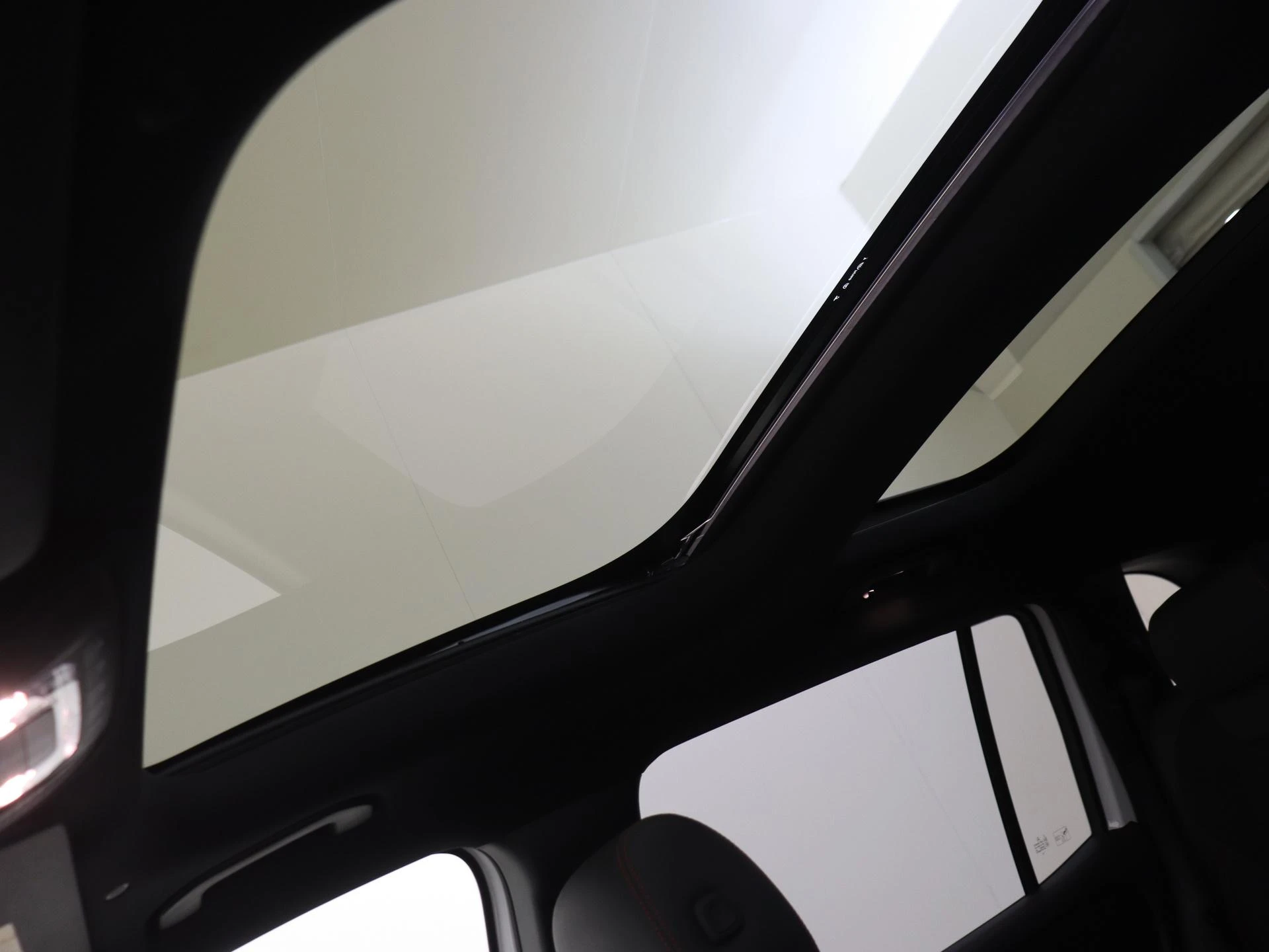Mercedes-Benz-EQB-image-25