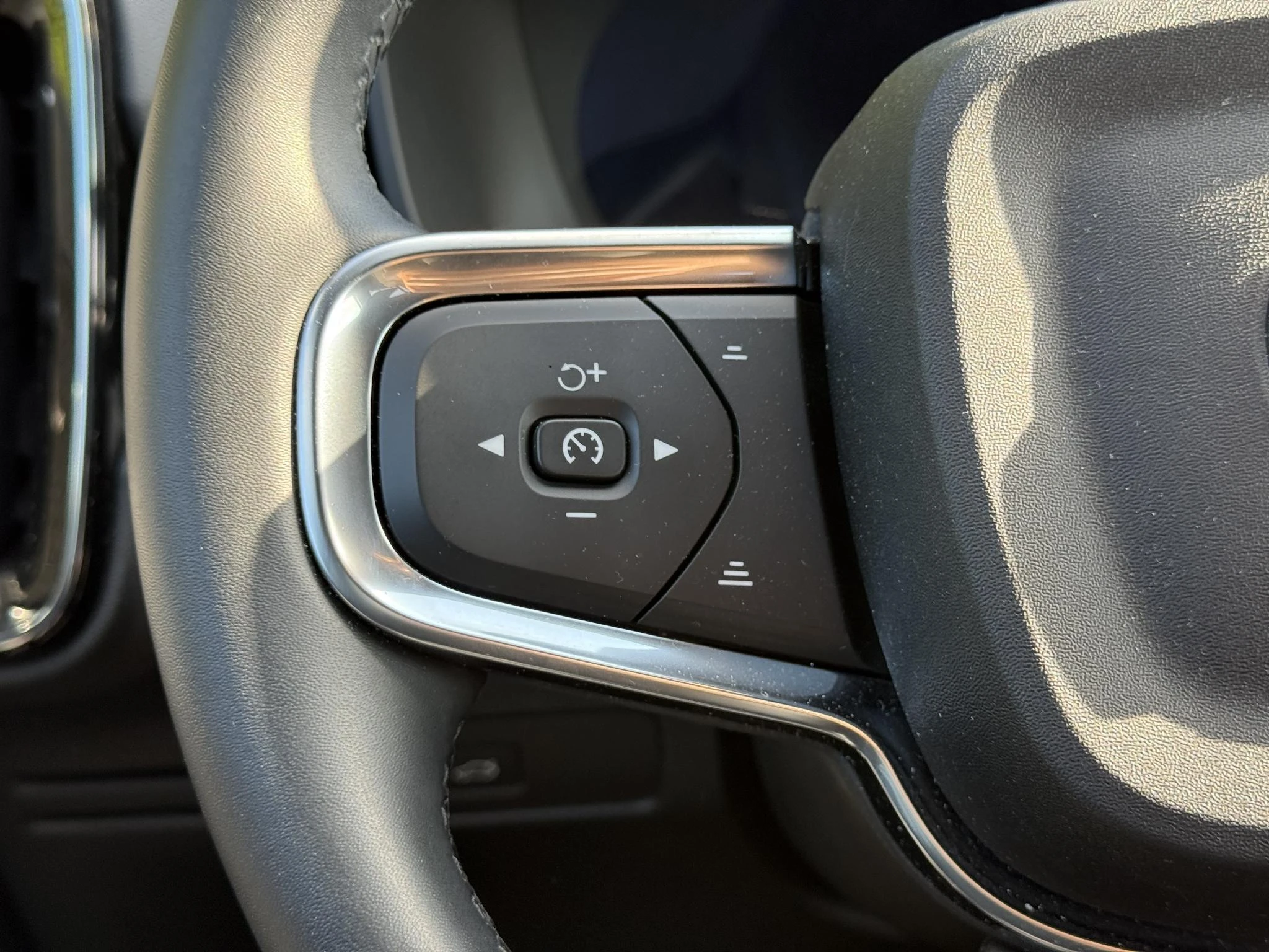 Volvo-EX40-image-18