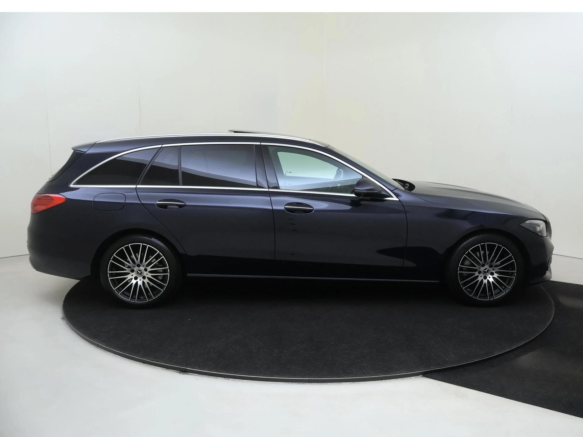 Mercedes-Benz-C-Klasse-image-8