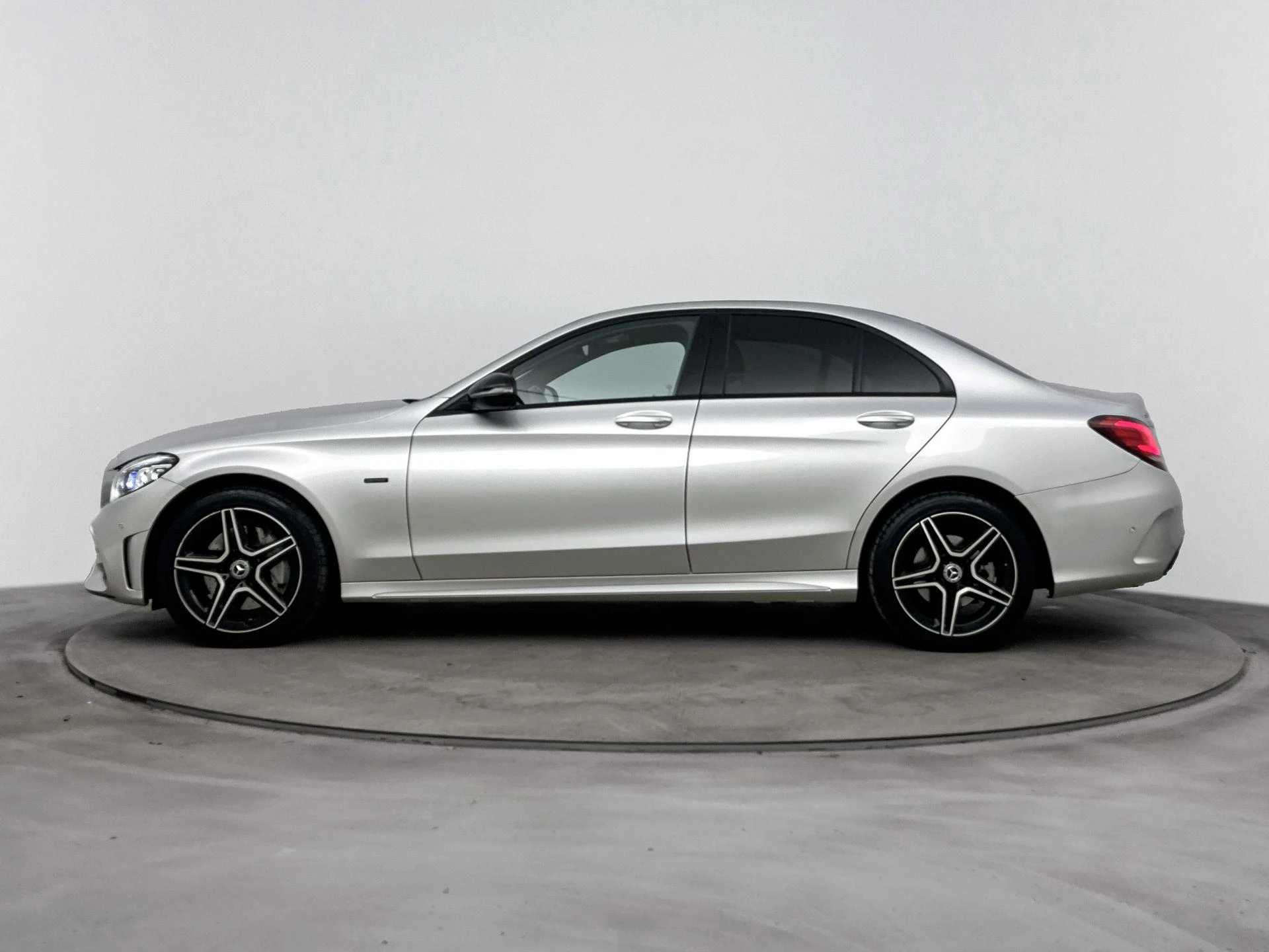 Mercedes-Benz-C-Klasse-image-1