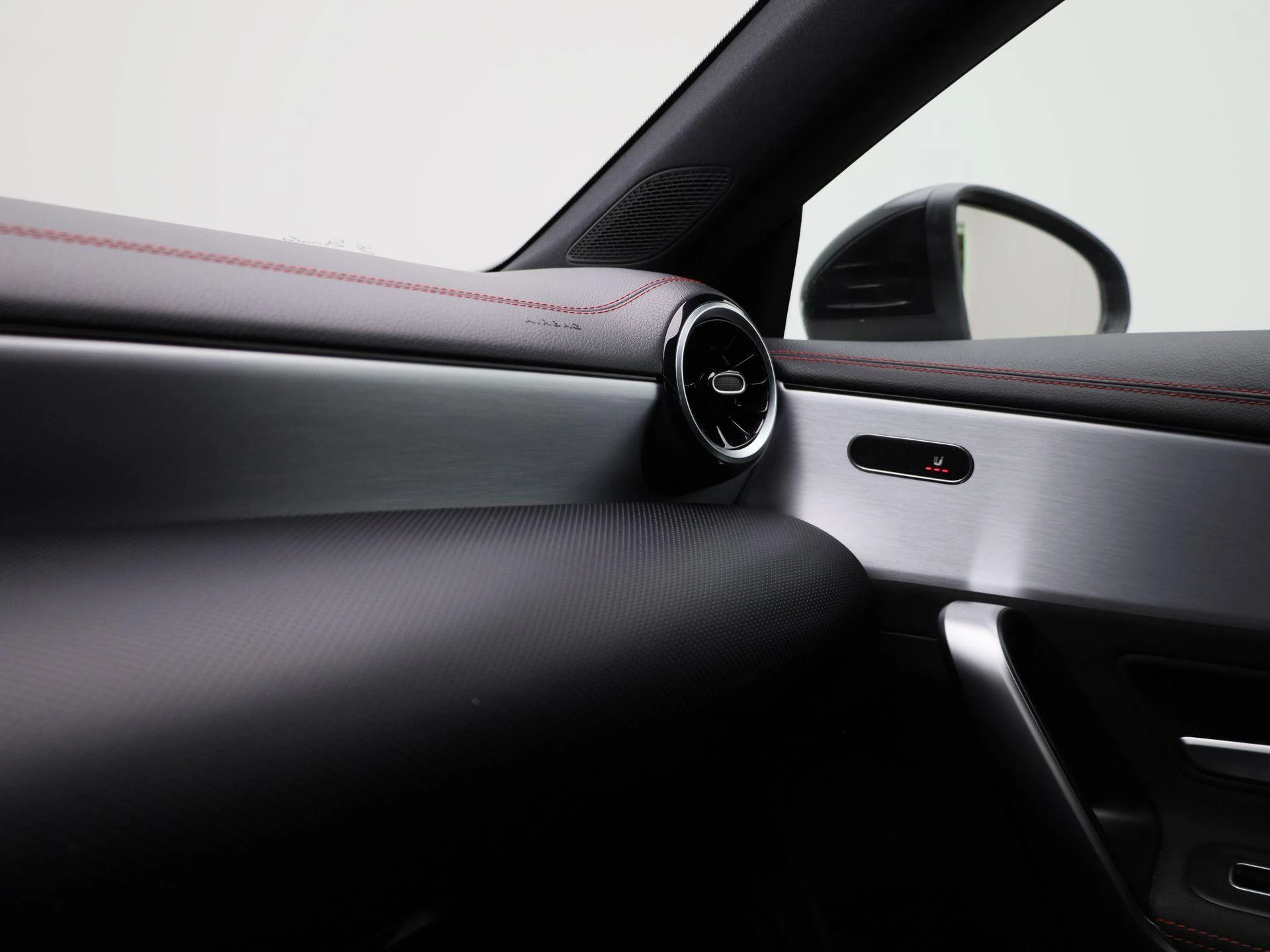 Mercedes-Benz-CLA-image-29