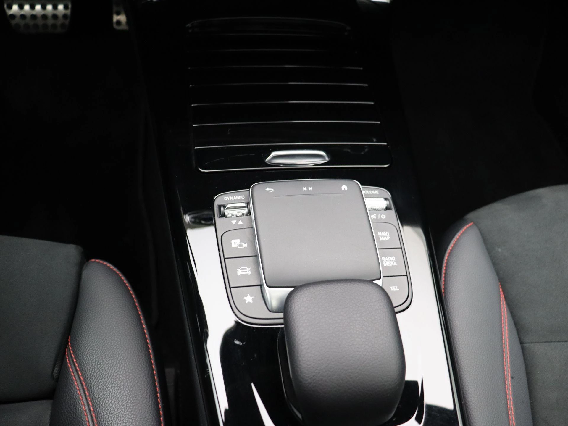 Mercedes-Benz Classe A 200 AMG Line + PANORAMISCH DAK + MULTIBEAM LED + CARPLAY +