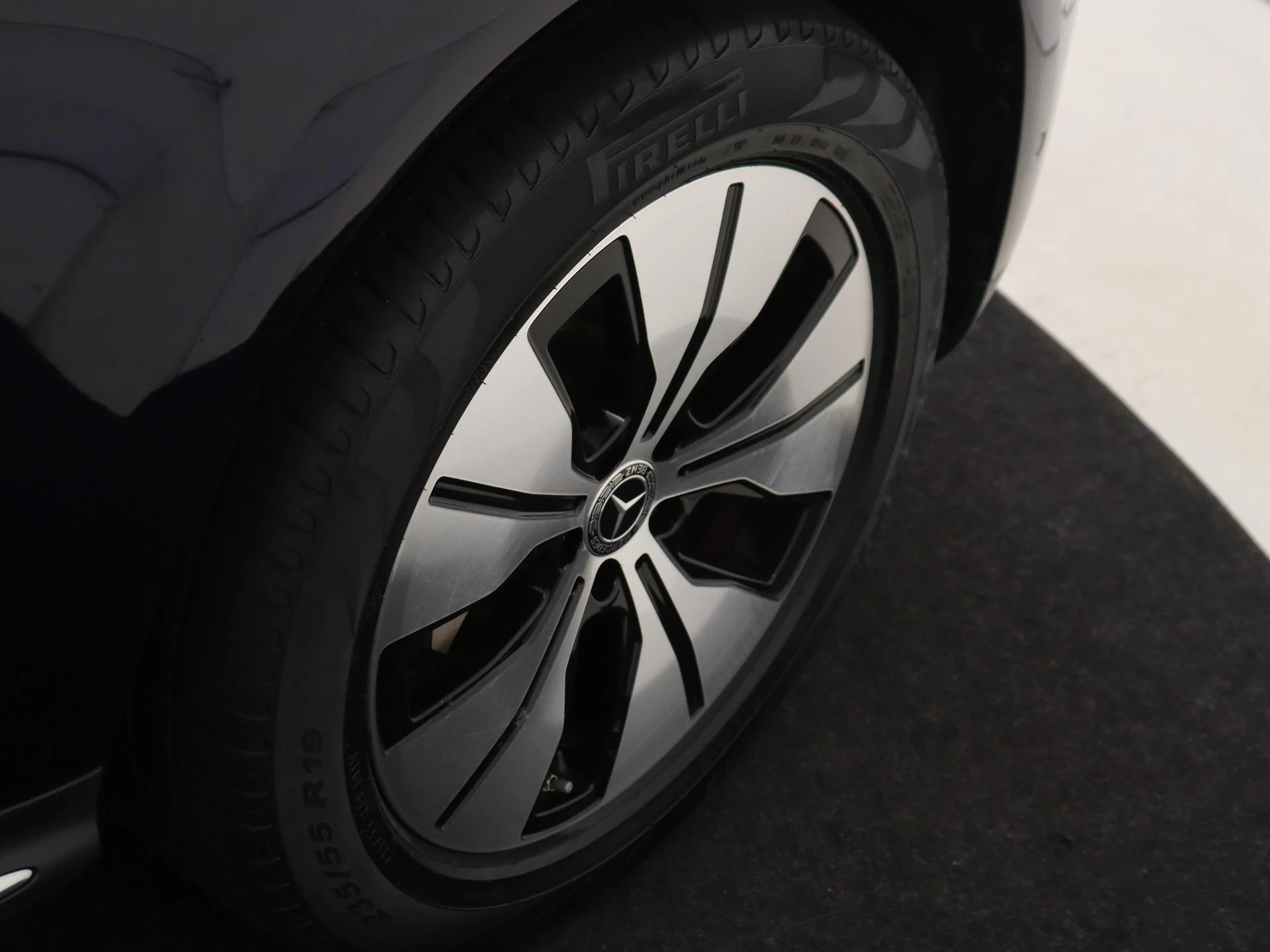 Mercedes-Benz-EQC-image-32
