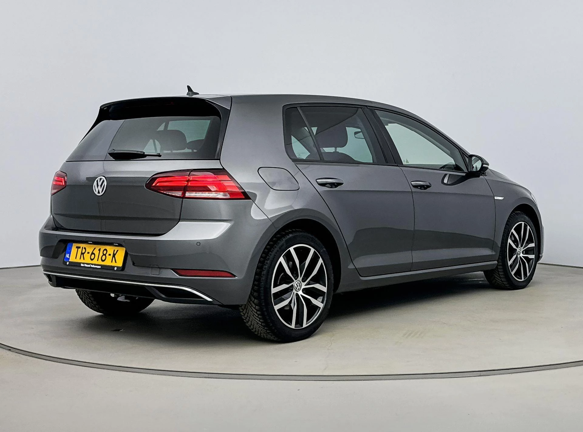 Volkswagen-e-Golf-image-2