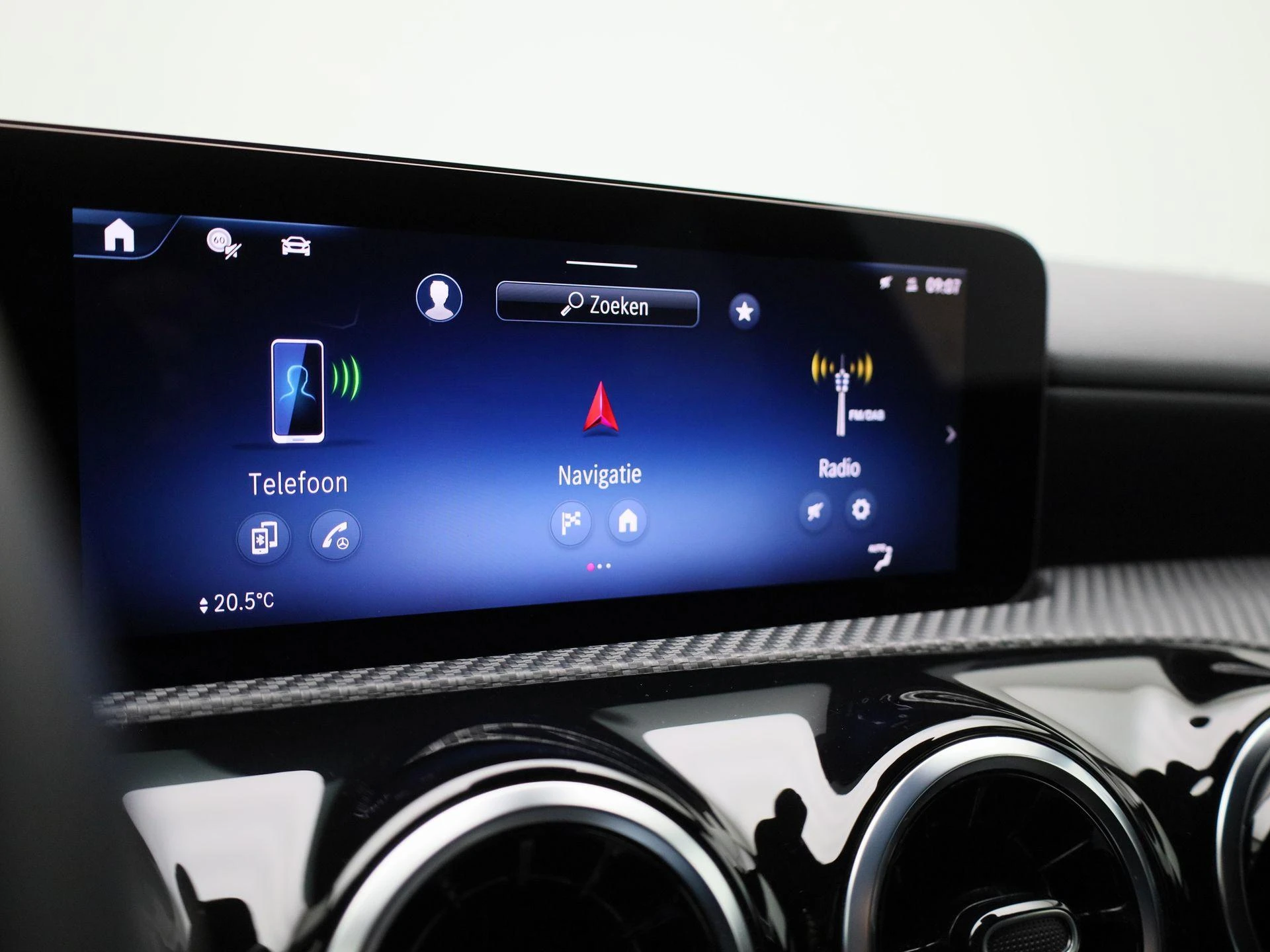 Mercedes-Benz-CLA-image-15