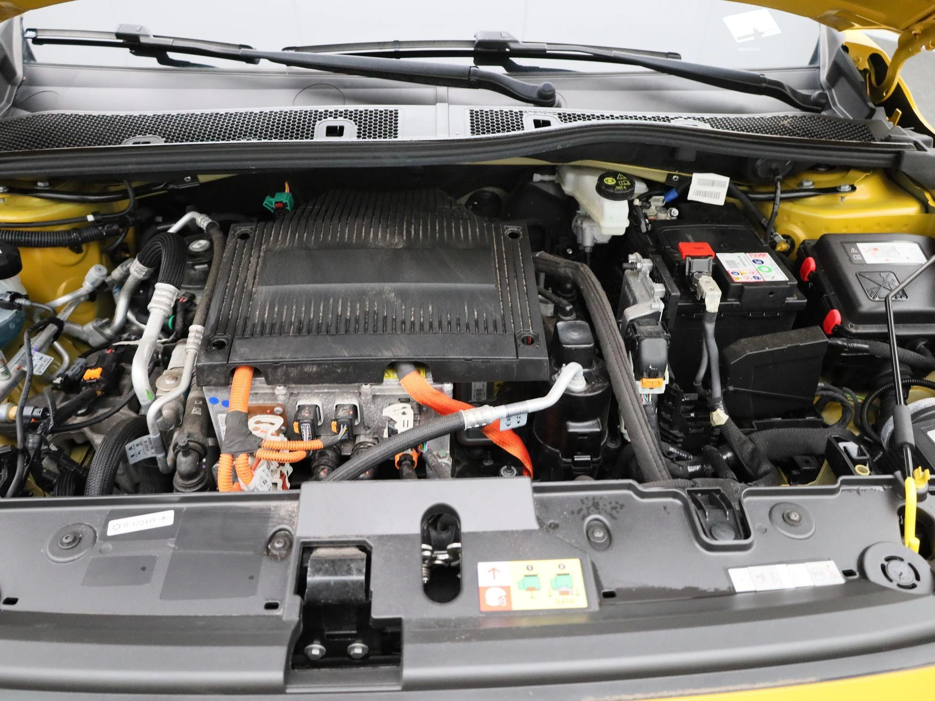 Peugeot-e-208-image-30