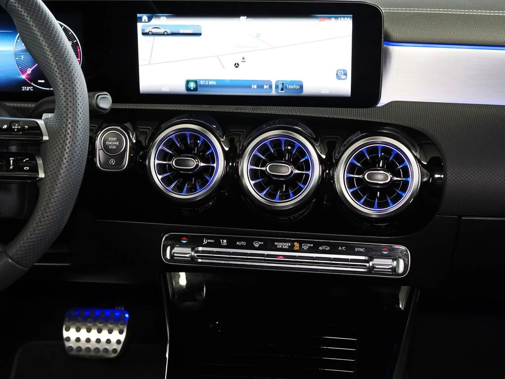 Mercedes-Benz-CLA 200-image-11