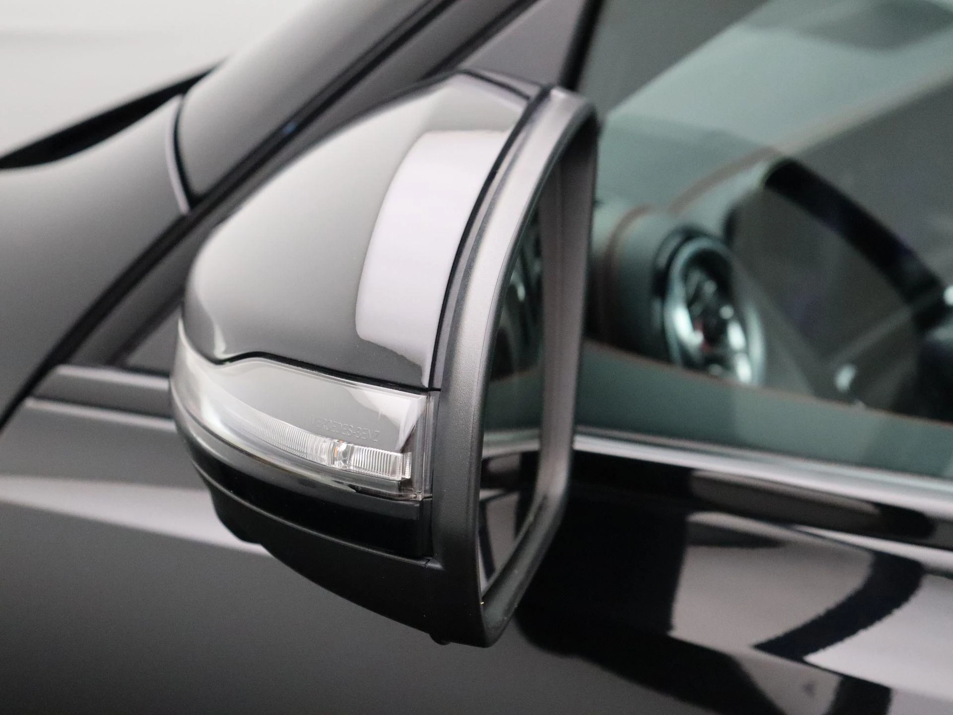 Mercedes-Benz-EQB-image-7