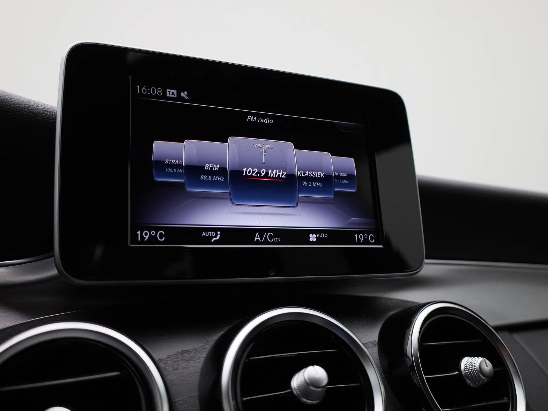 Mercedes-Benz-C-Klasse-image-19