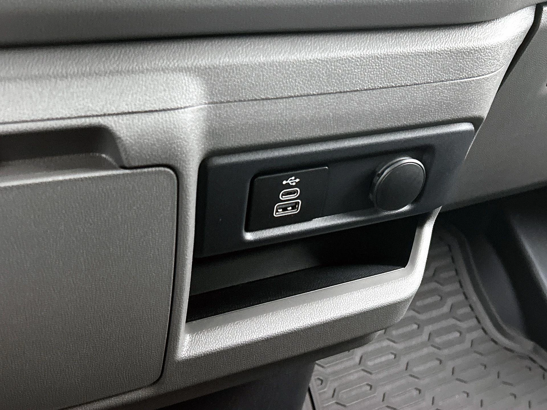 Volkswagen-e-Transporter-image-29