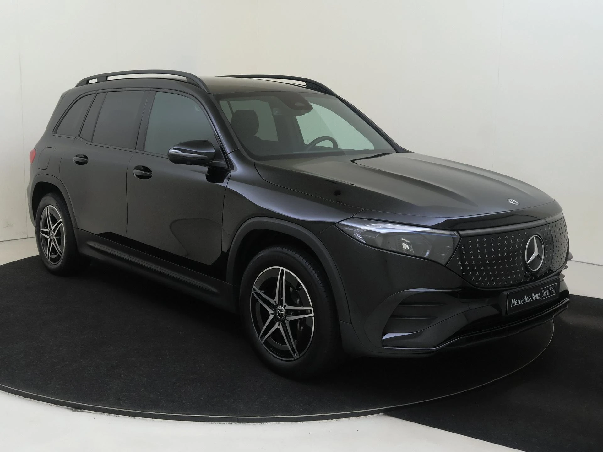 Mercedes-Benz-EQB-image-1