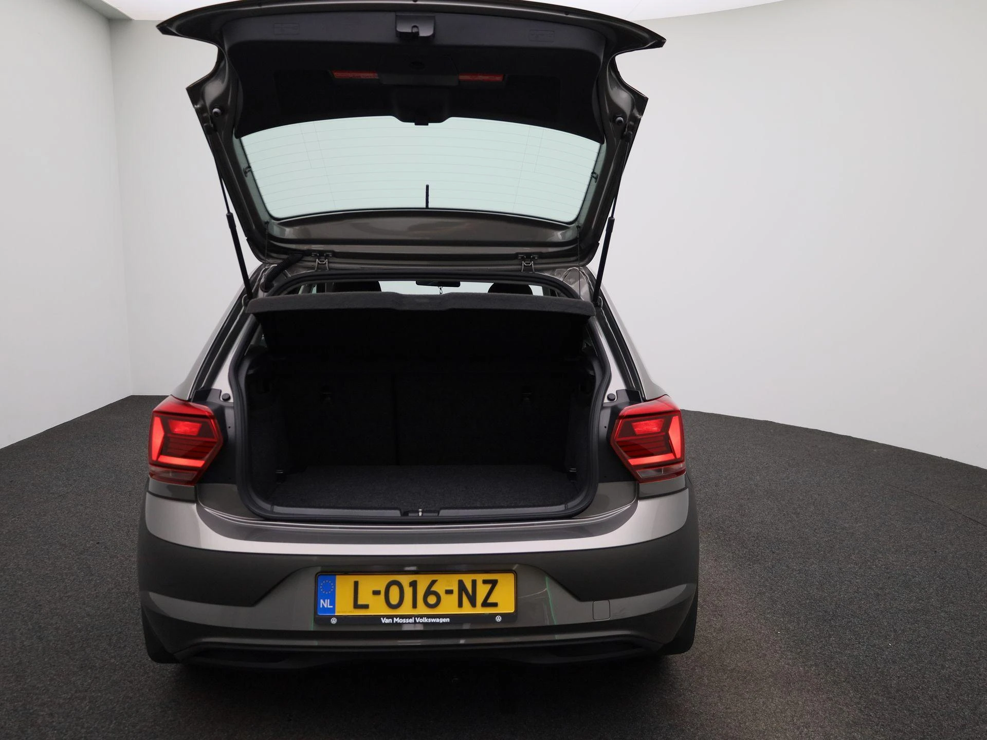 Volkswagen-Polo-image-10