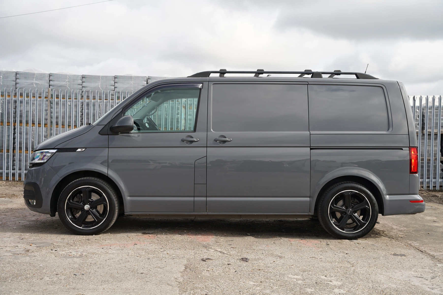 Volkswagen-Transporter-image-12