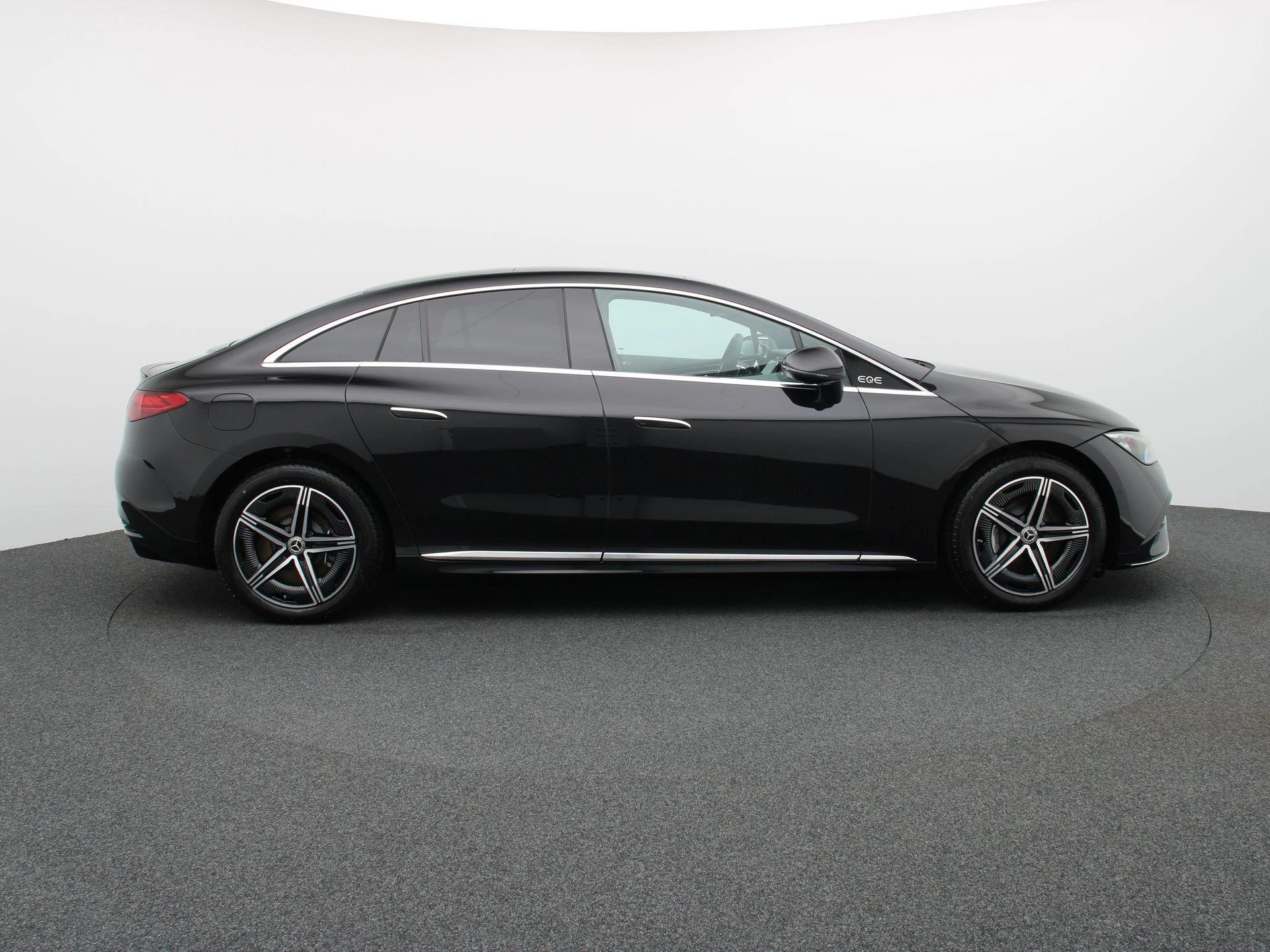 Mercedes-Benz EQE 300 AMG Line + PANORAMISCH DAK + CARPLAY + CAMERA +