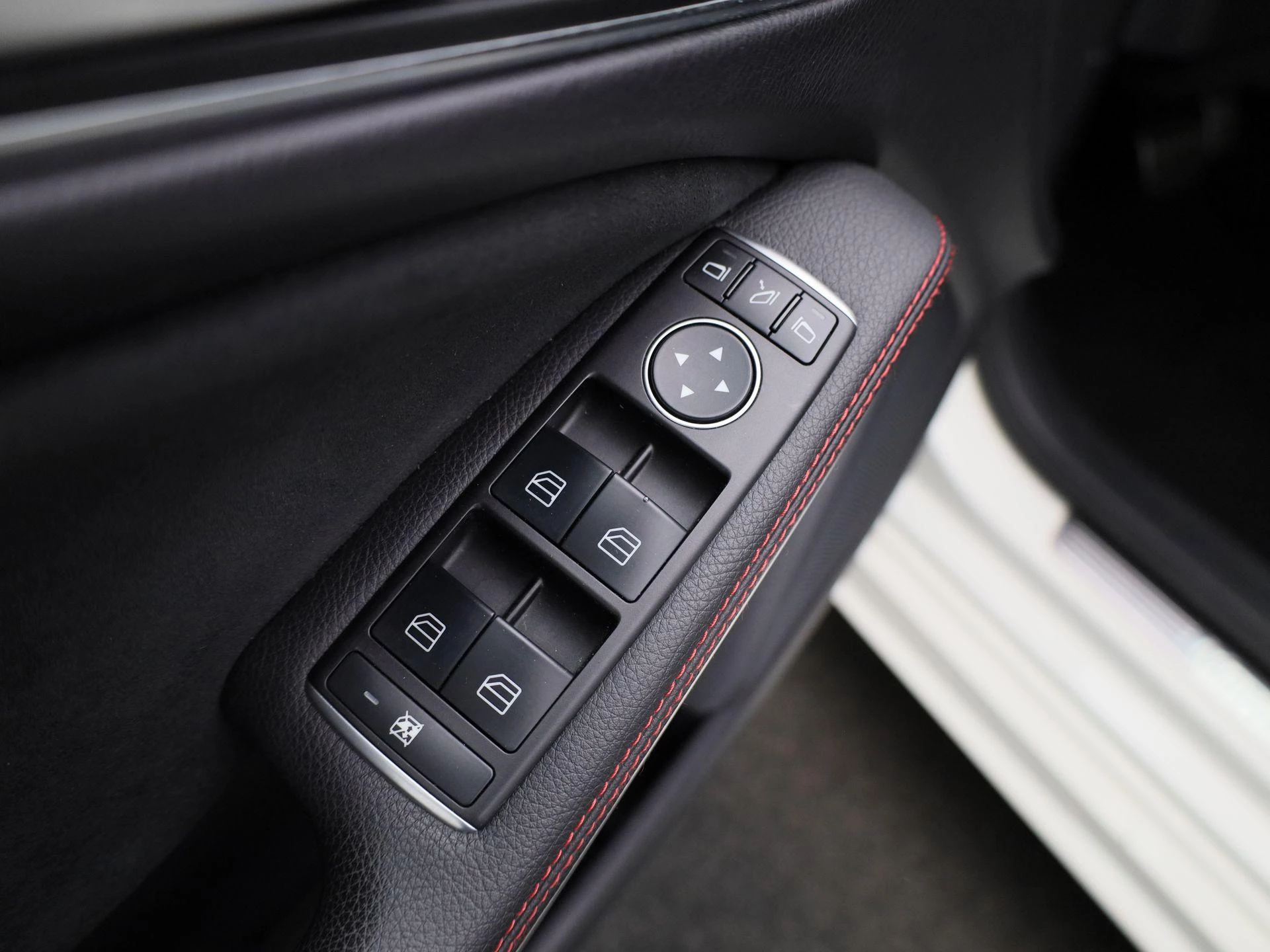 Mercedes-Benz-CLA-image-29