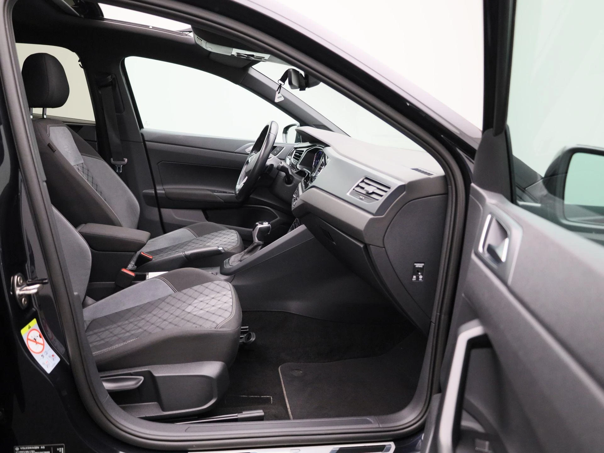 Volkswagen-Polo-image-36