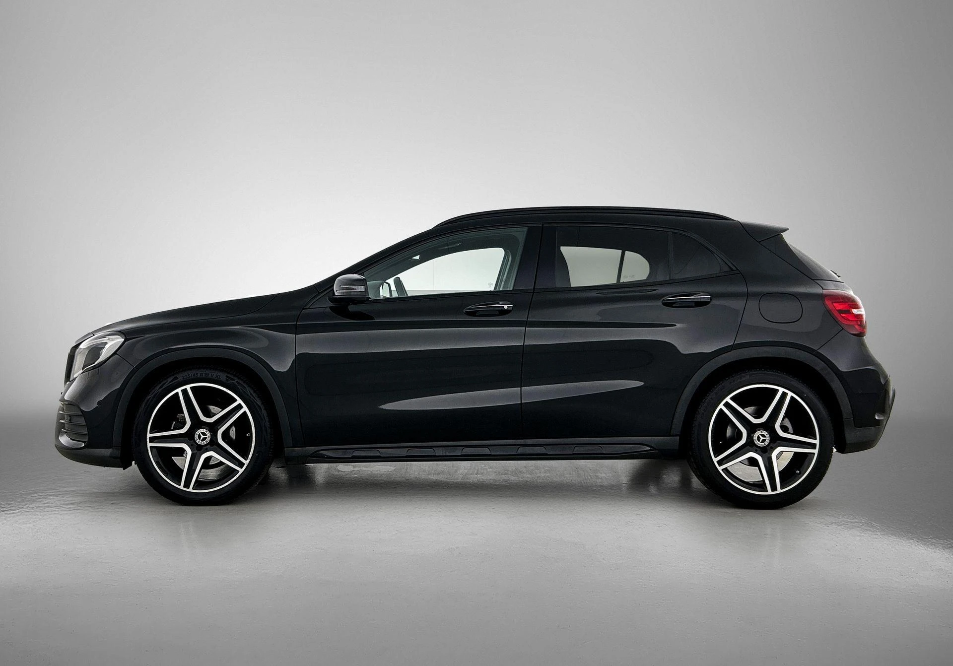 Mercedes-Benz-GLA-image-1