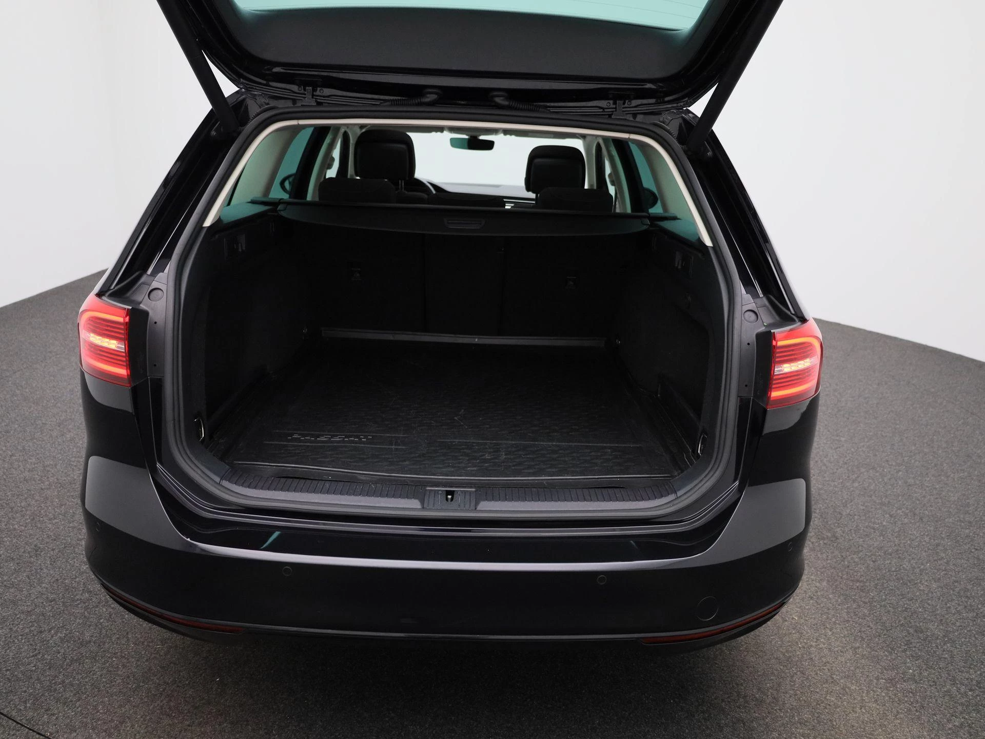 Volkswagen-Passat-image-10