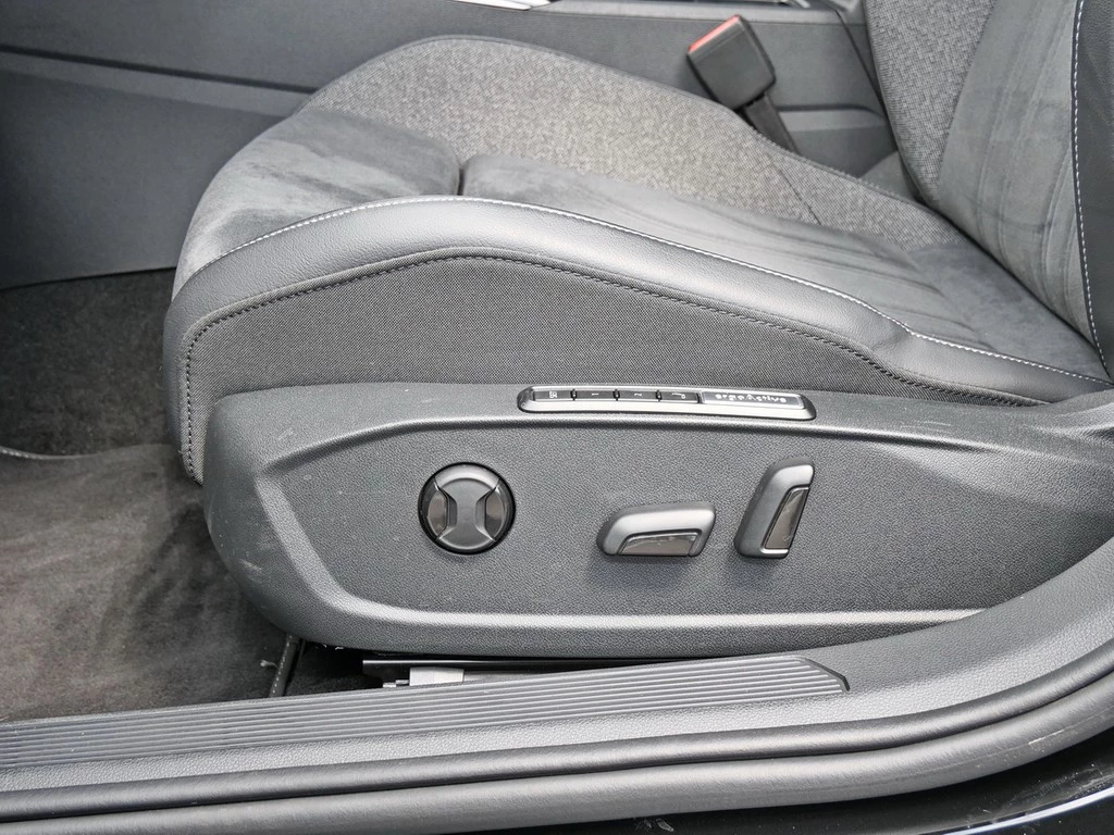 Volkswagen Golf VIII Lim. 1.5 eTSI Style *MATRIX*AHK*ACC*360°*NAVI*