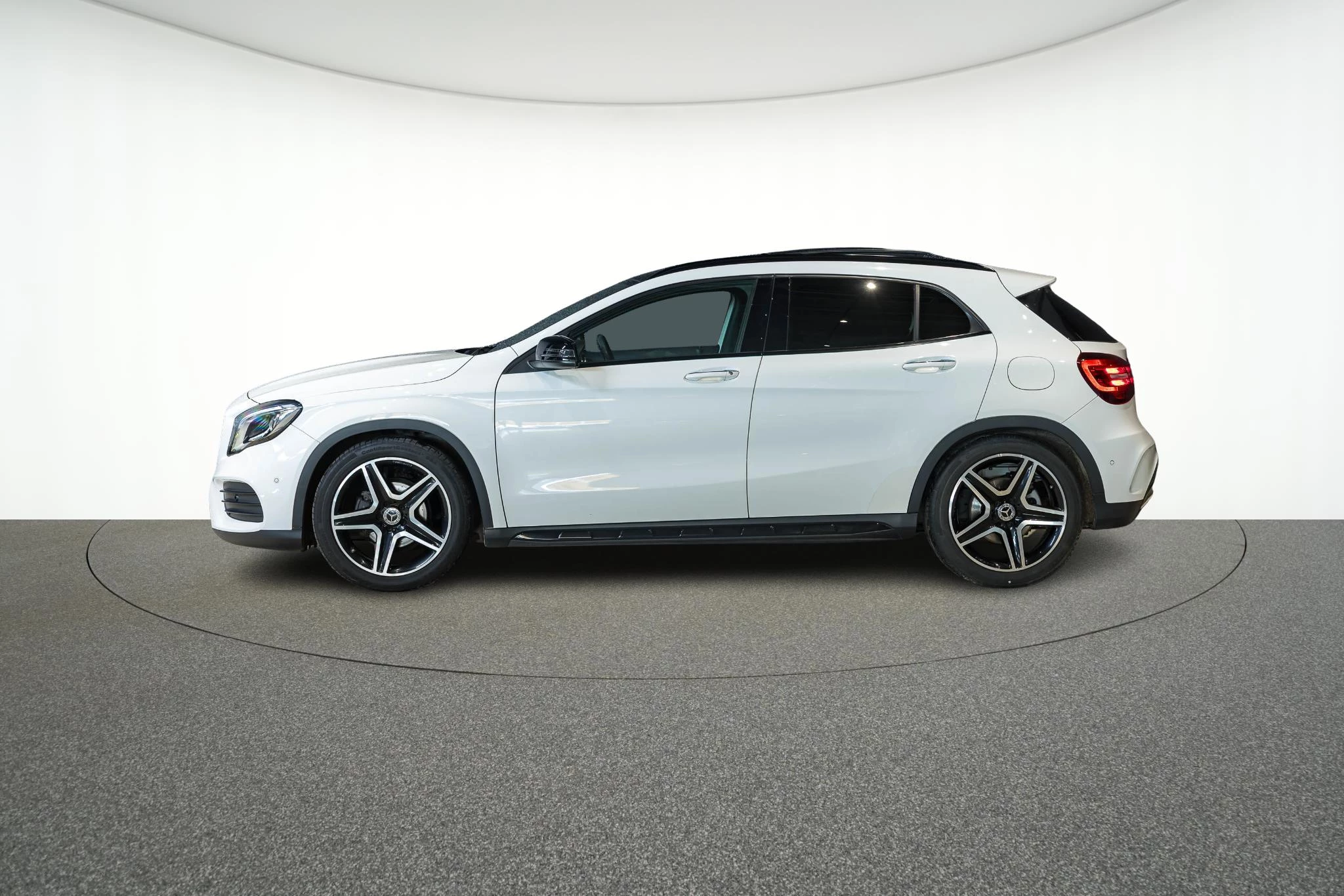 Mercedes-Benz GLA 200 AMG Line + PANORAMISCH DAK + CARPLAY + TREKHAAK +