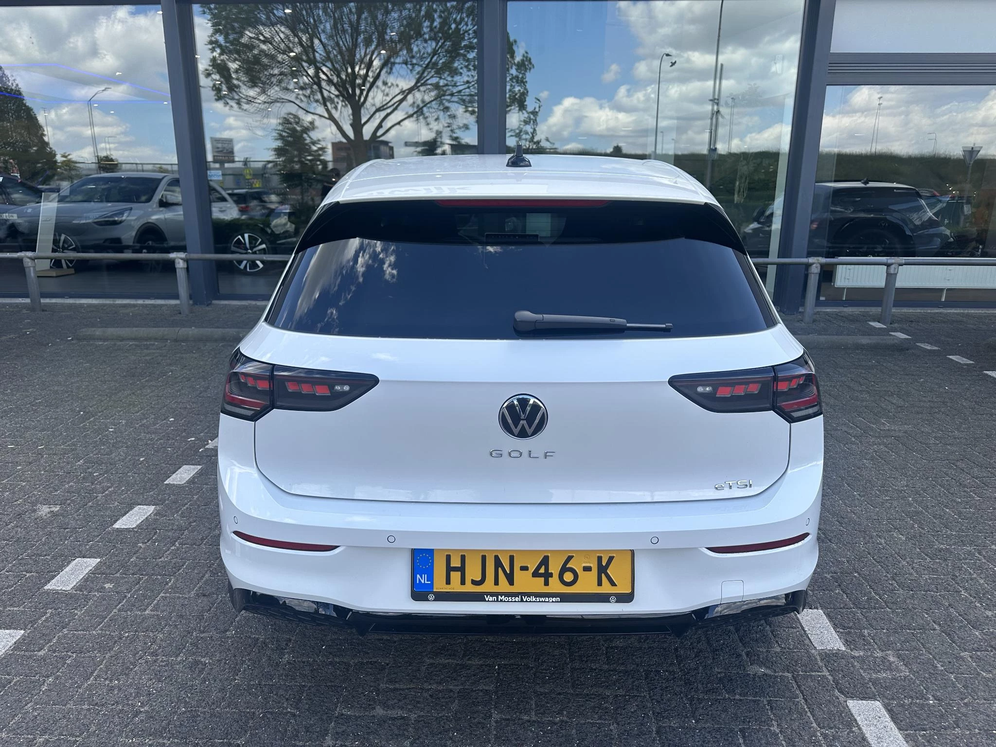 Volkswagen-Golf-image-2