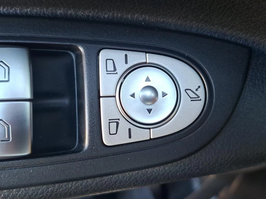 Mercedes-Benz-Vito-image-19