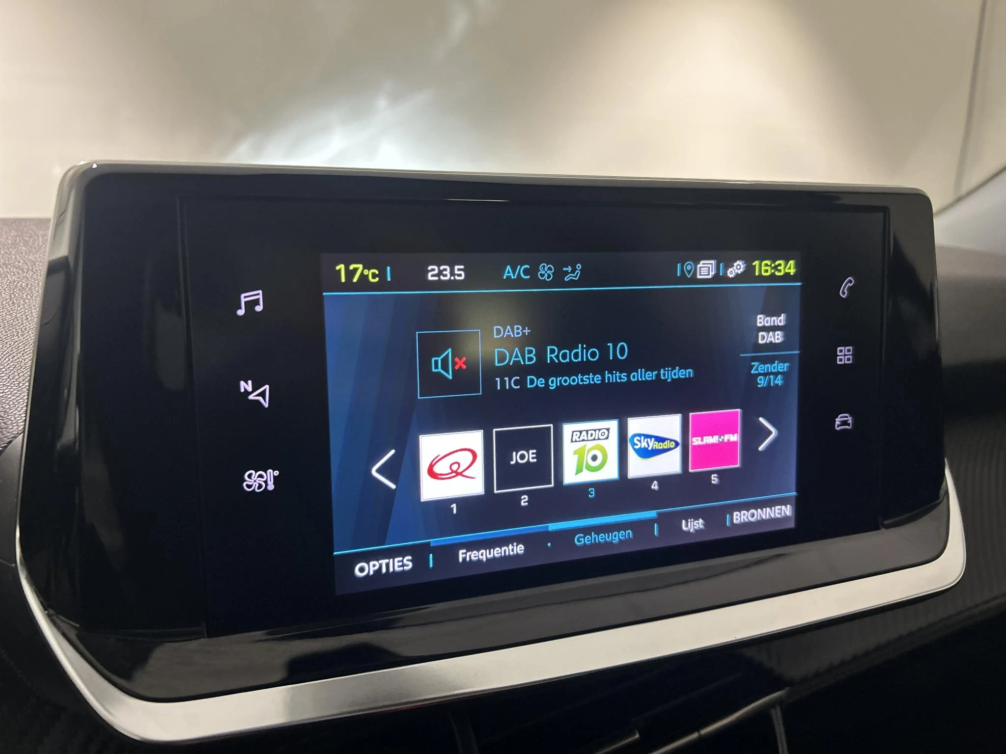 Peugeot-e-2008-image-12