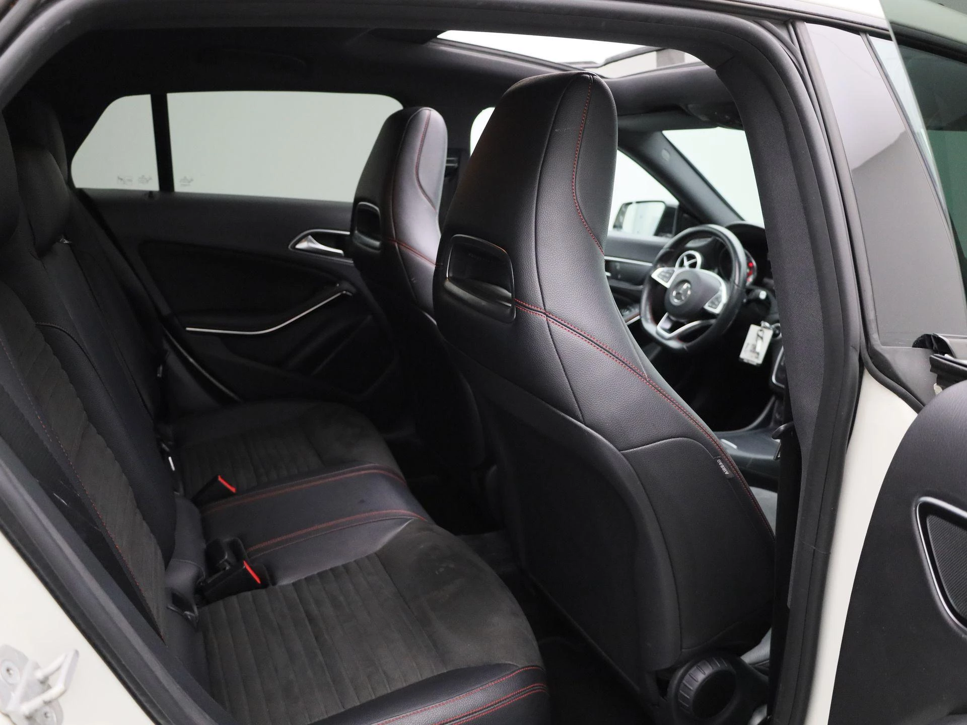 Mercedes-Benz-CLA-image-37