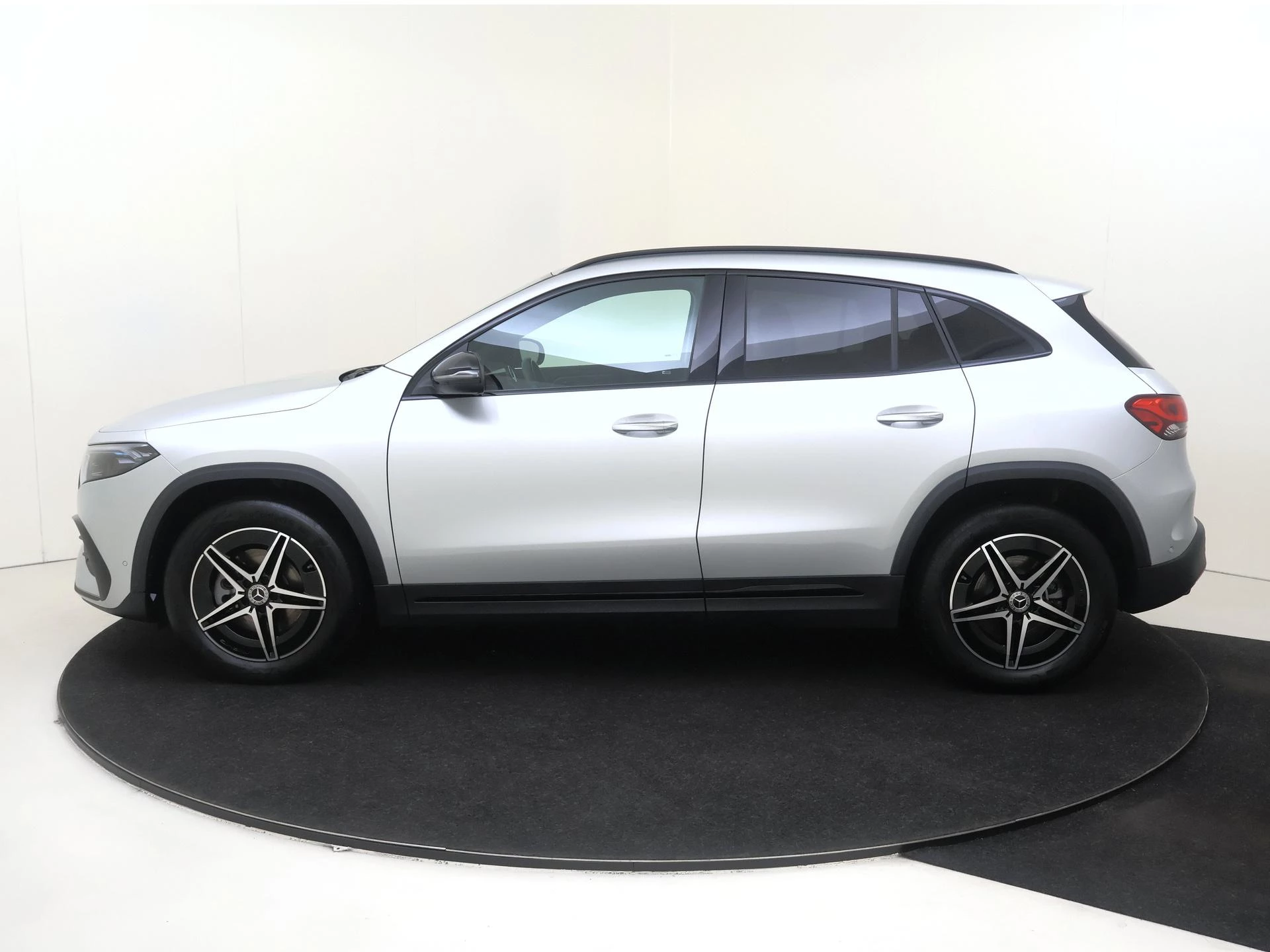 Mercedes-Benz-EQA-image-6