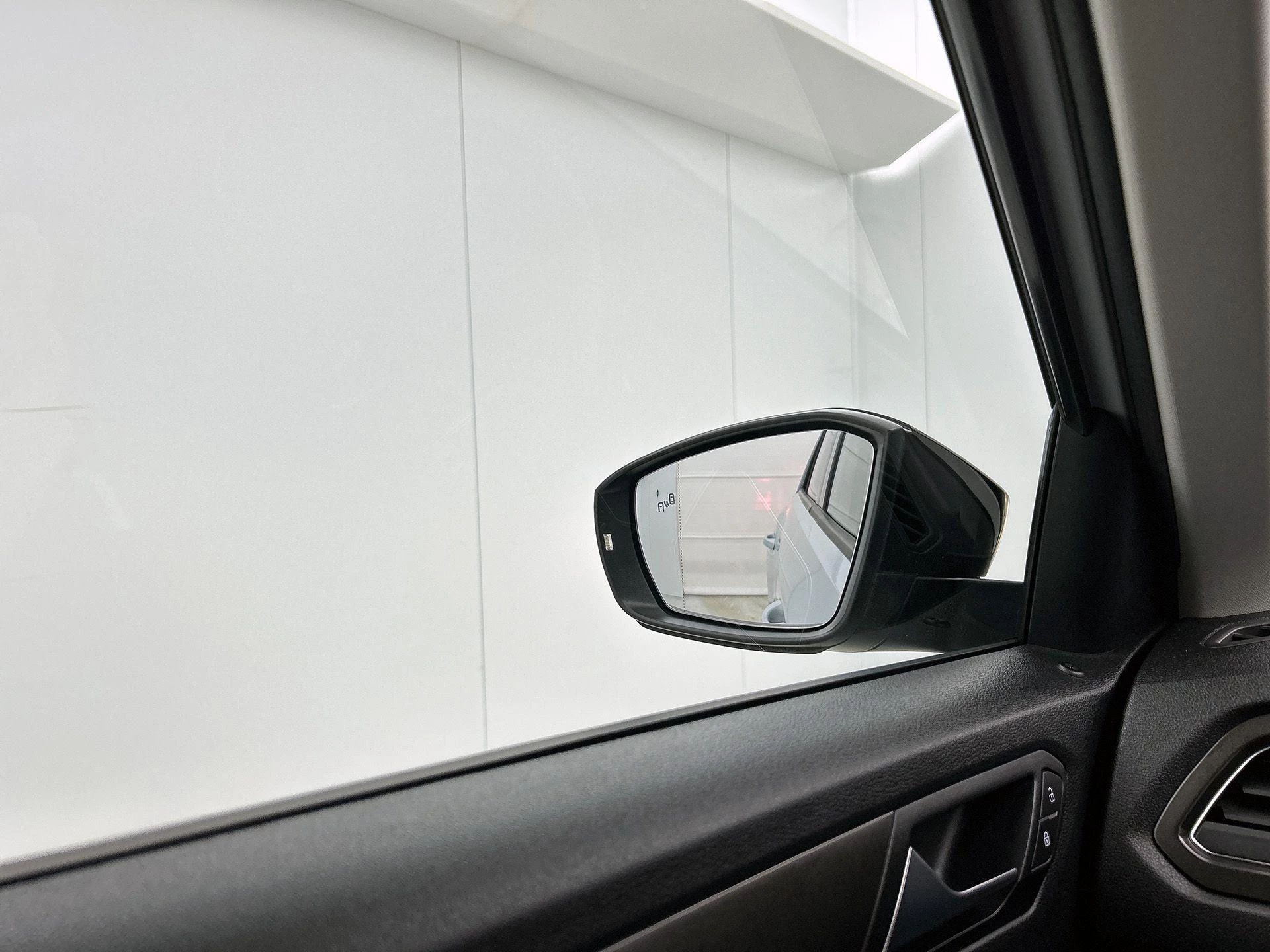 Volkswagen-T-Roc-image-24