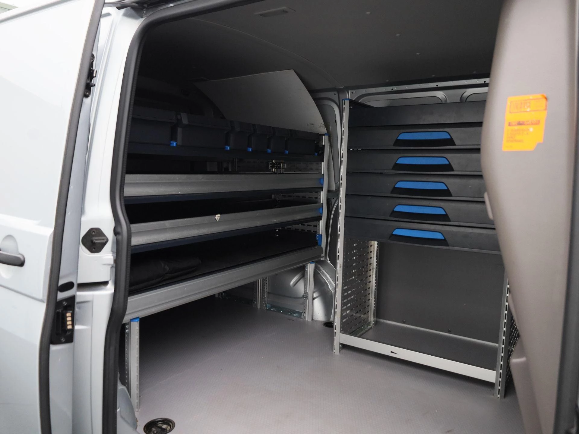 Volkswagen-Transporter-image-12