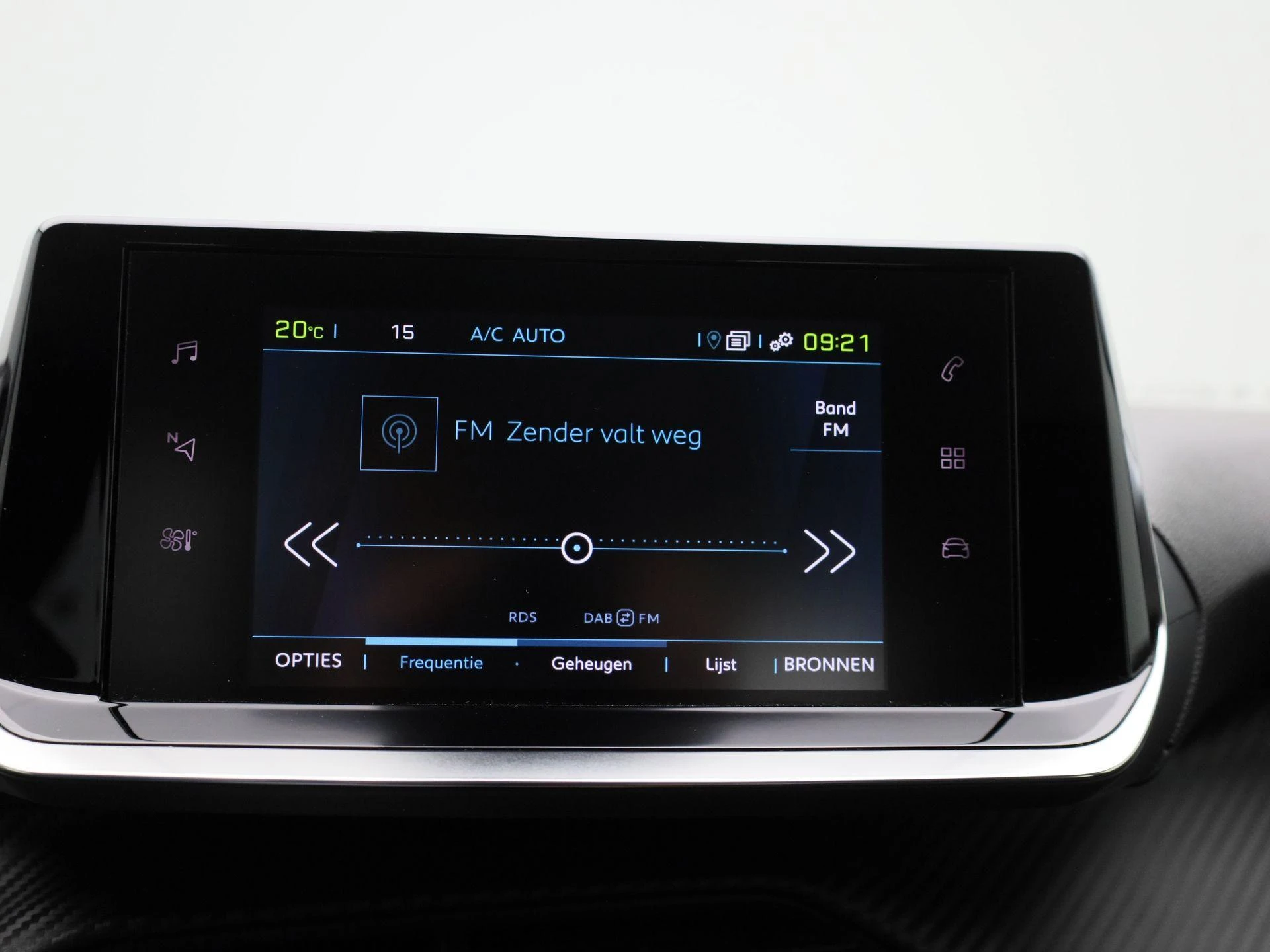 Peugeot-e-2008-image-17