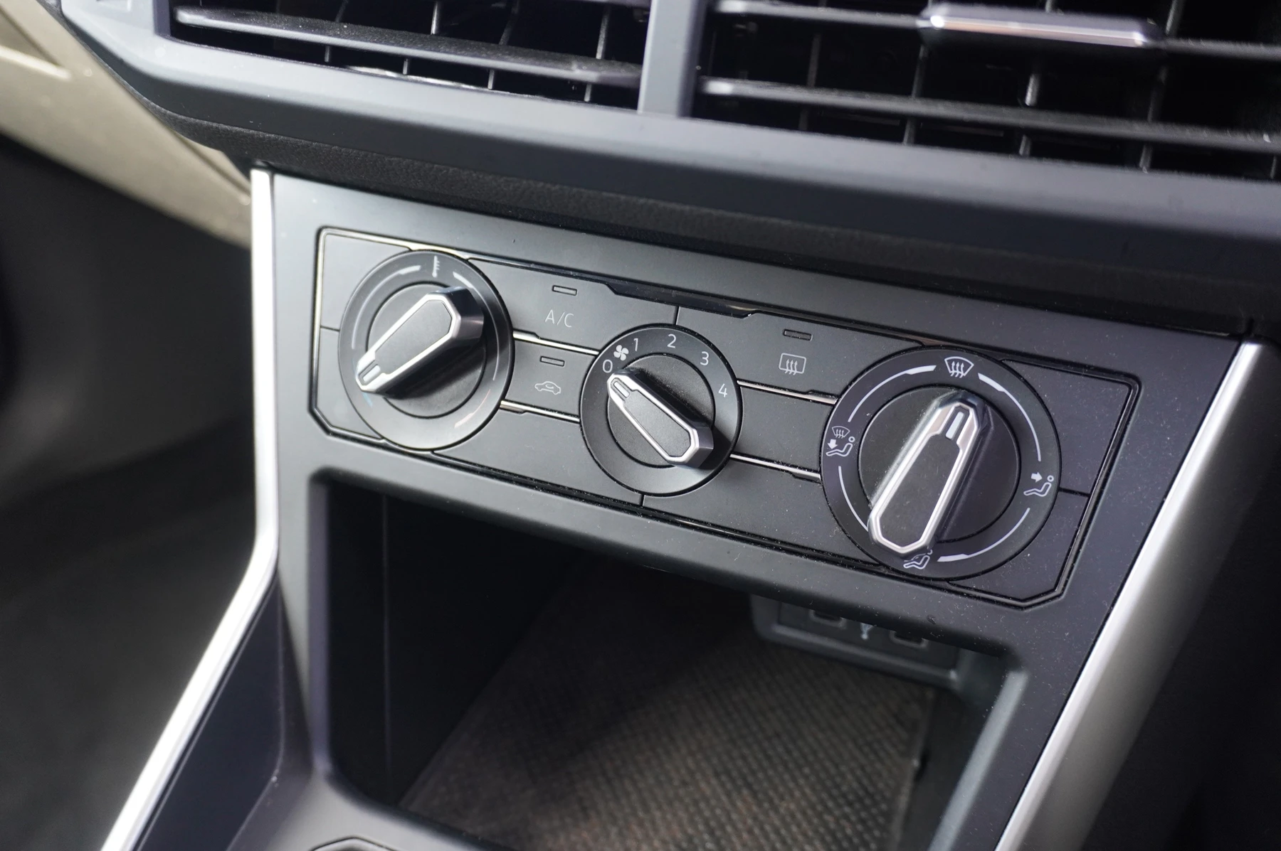 Volkswagen-Polo-image-14