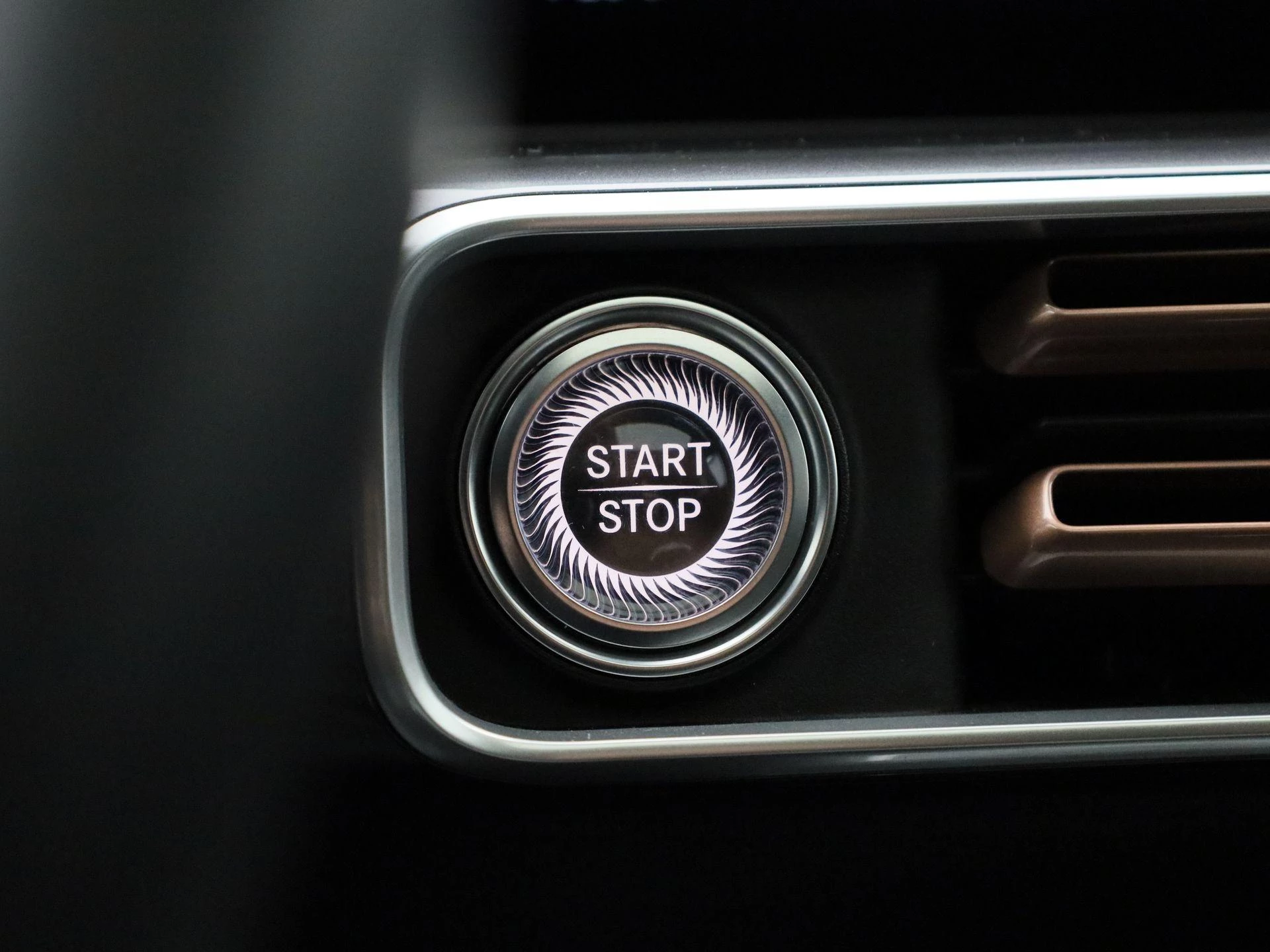 Mercedes-Benz-EQC-image-27
