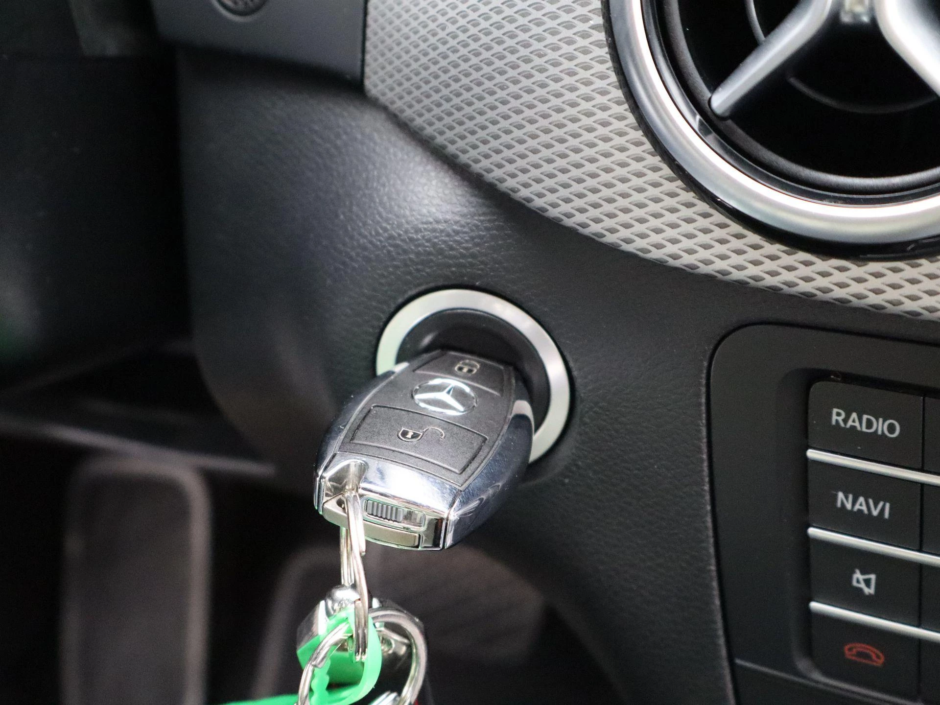 Mercedes-Benz-B-Klasse-image-16