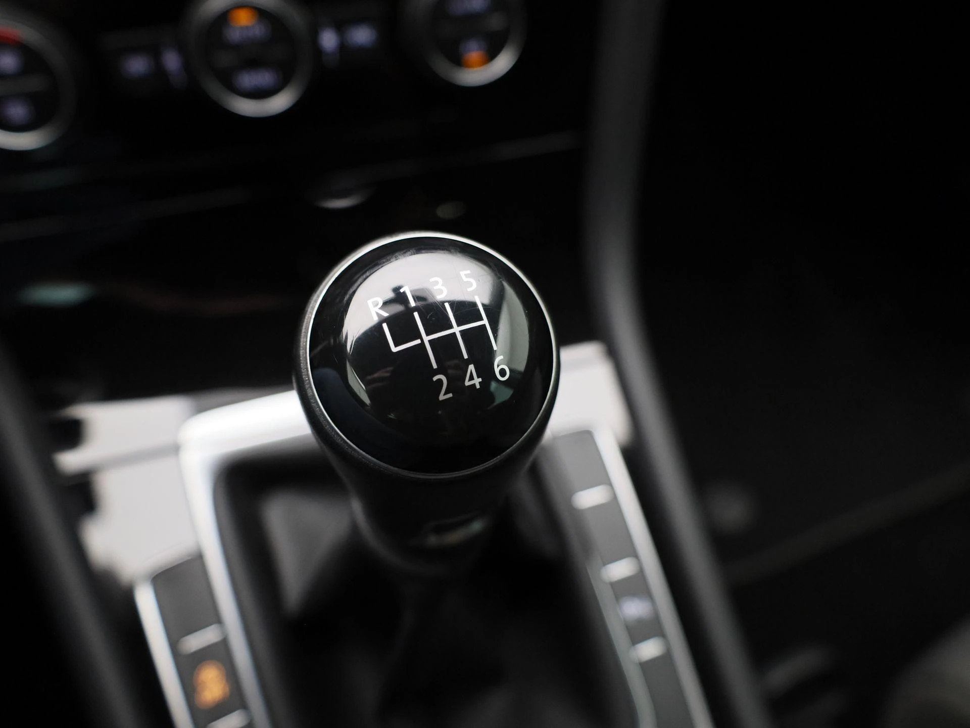 Volkswagen-Golf-image-24