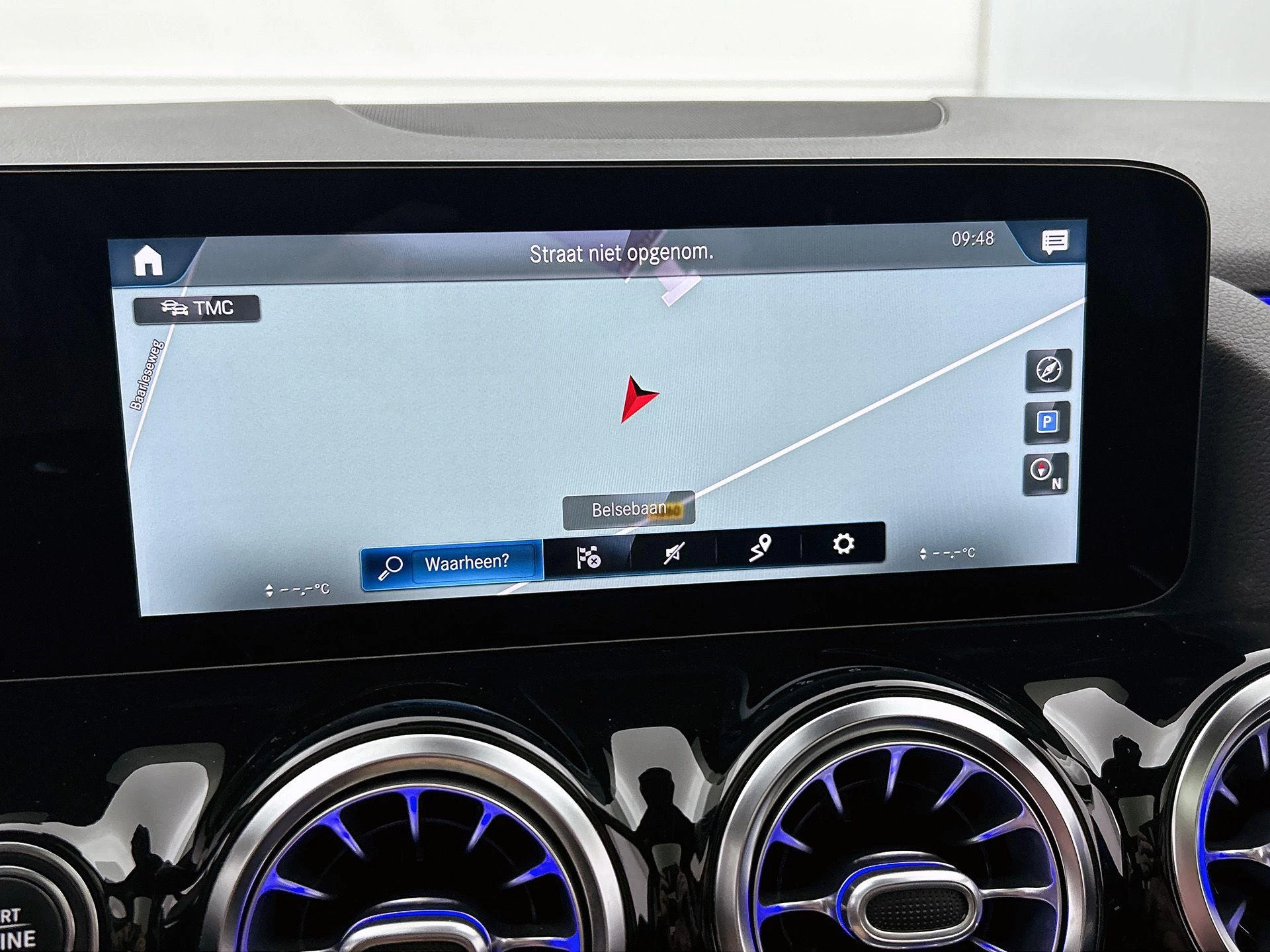 Mercedes-Benz-GLA-image-40