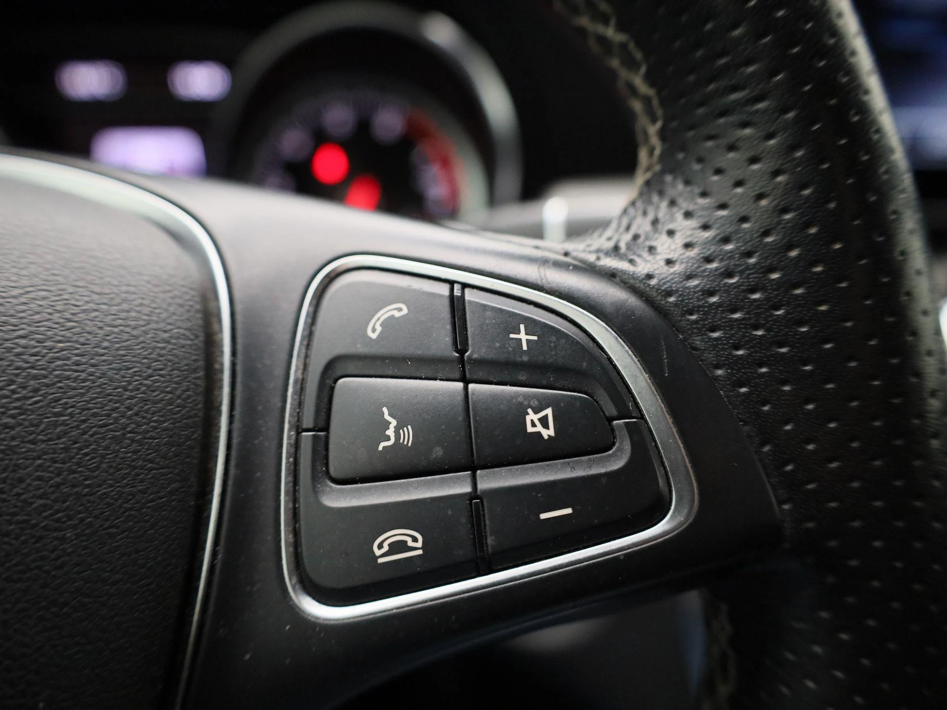 Mercedes-Benz-GLA-image-15