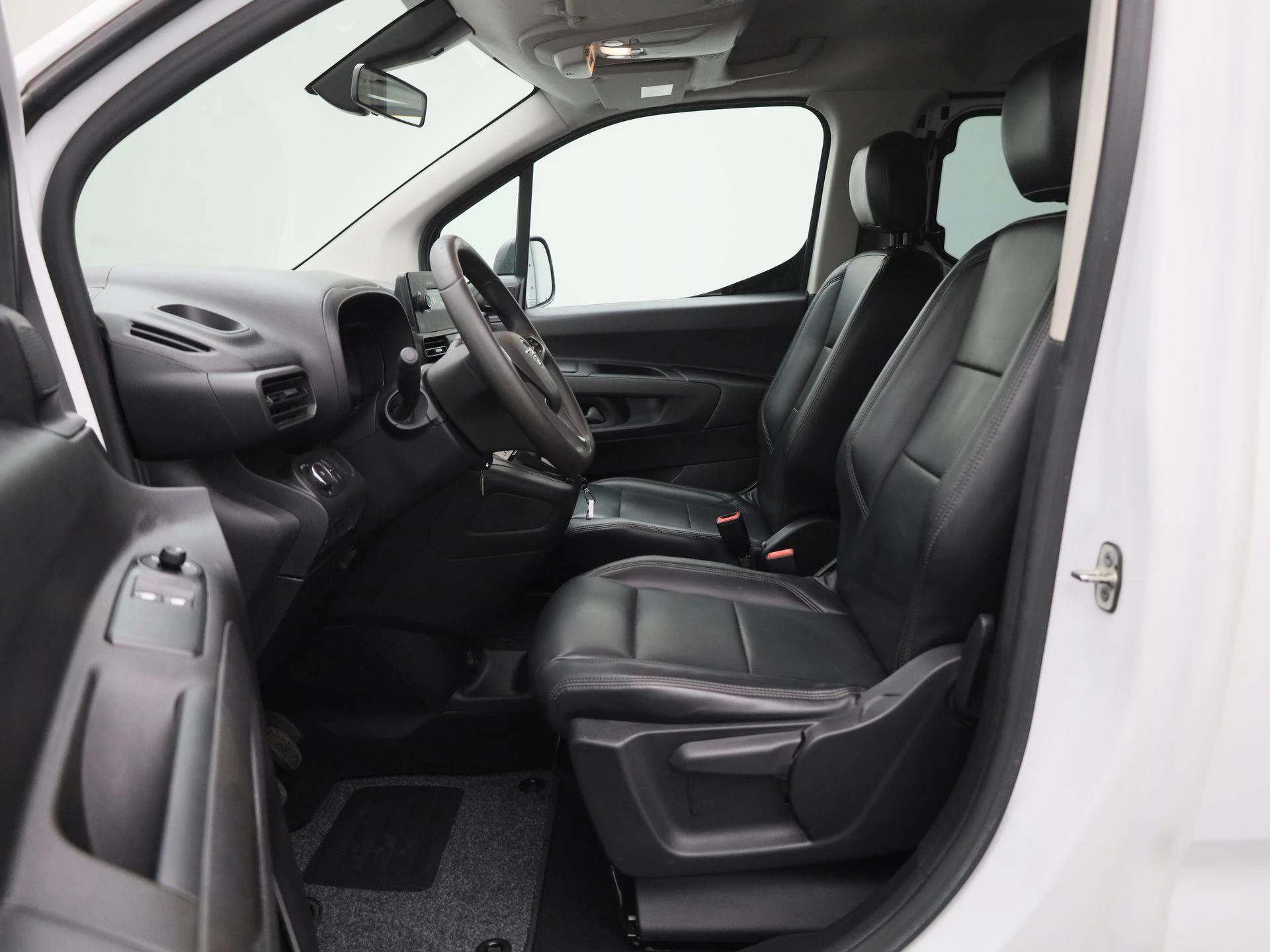 Opel-Combo Life-image-12