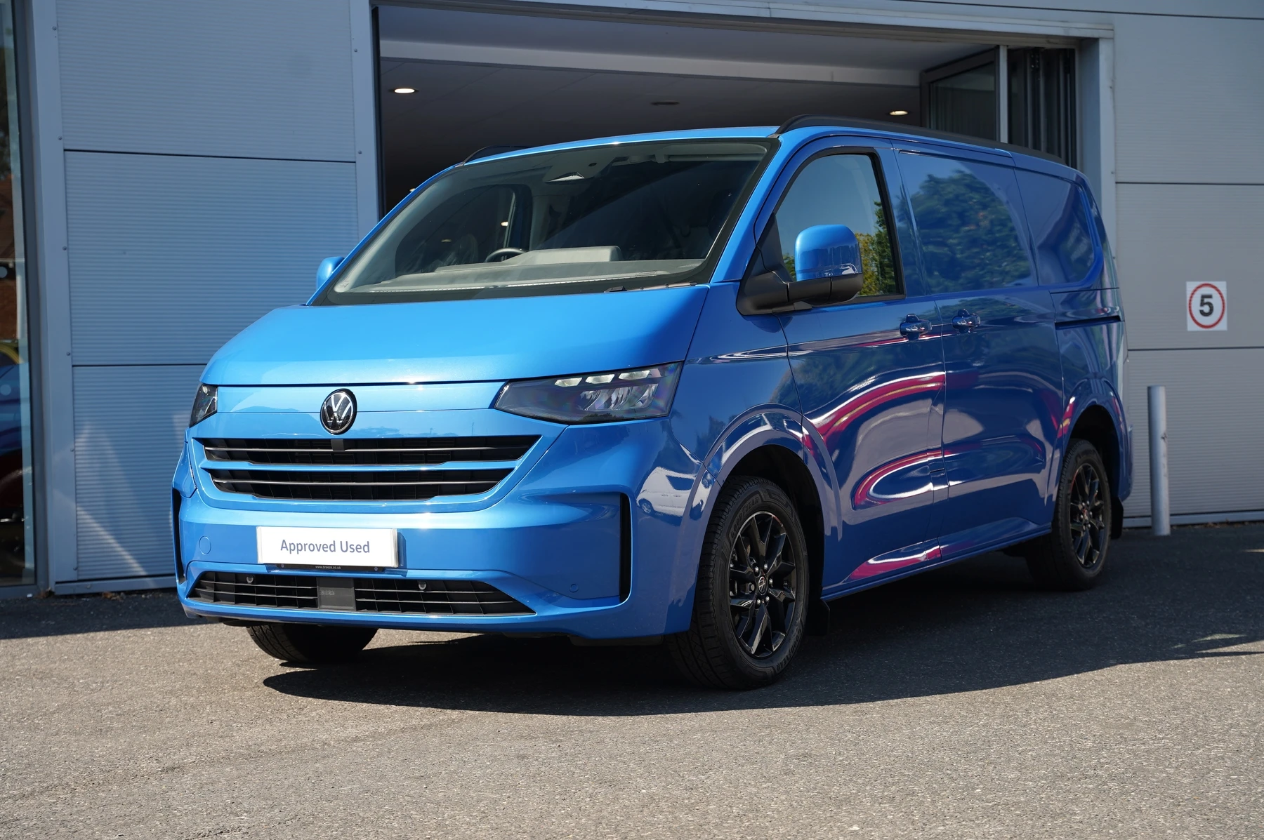 Volkswagen-Transporter-image-33