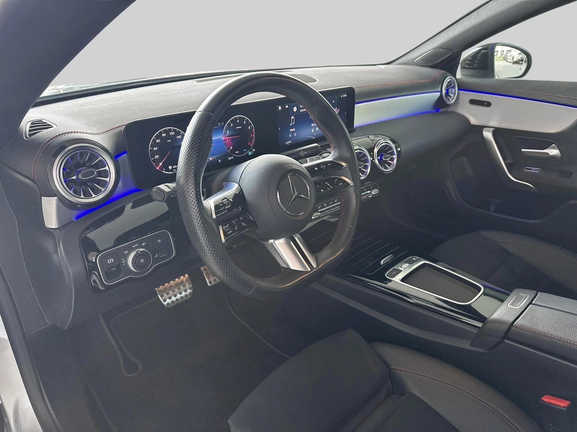 Mercedes-Benz CLA 200 Star Edition + AMG + PANORAMISCH DAK + TREKHAAK + KEY LESS +