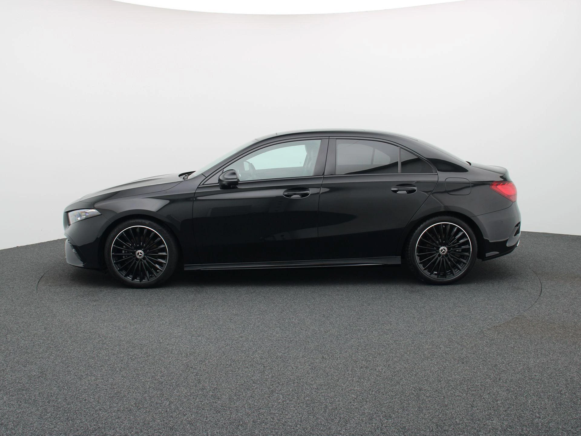 Mercedes-Benz A-Klasse 180 Sedan AMG Line + PANO DAK + MULTIBEAM LED + CARPLAY +